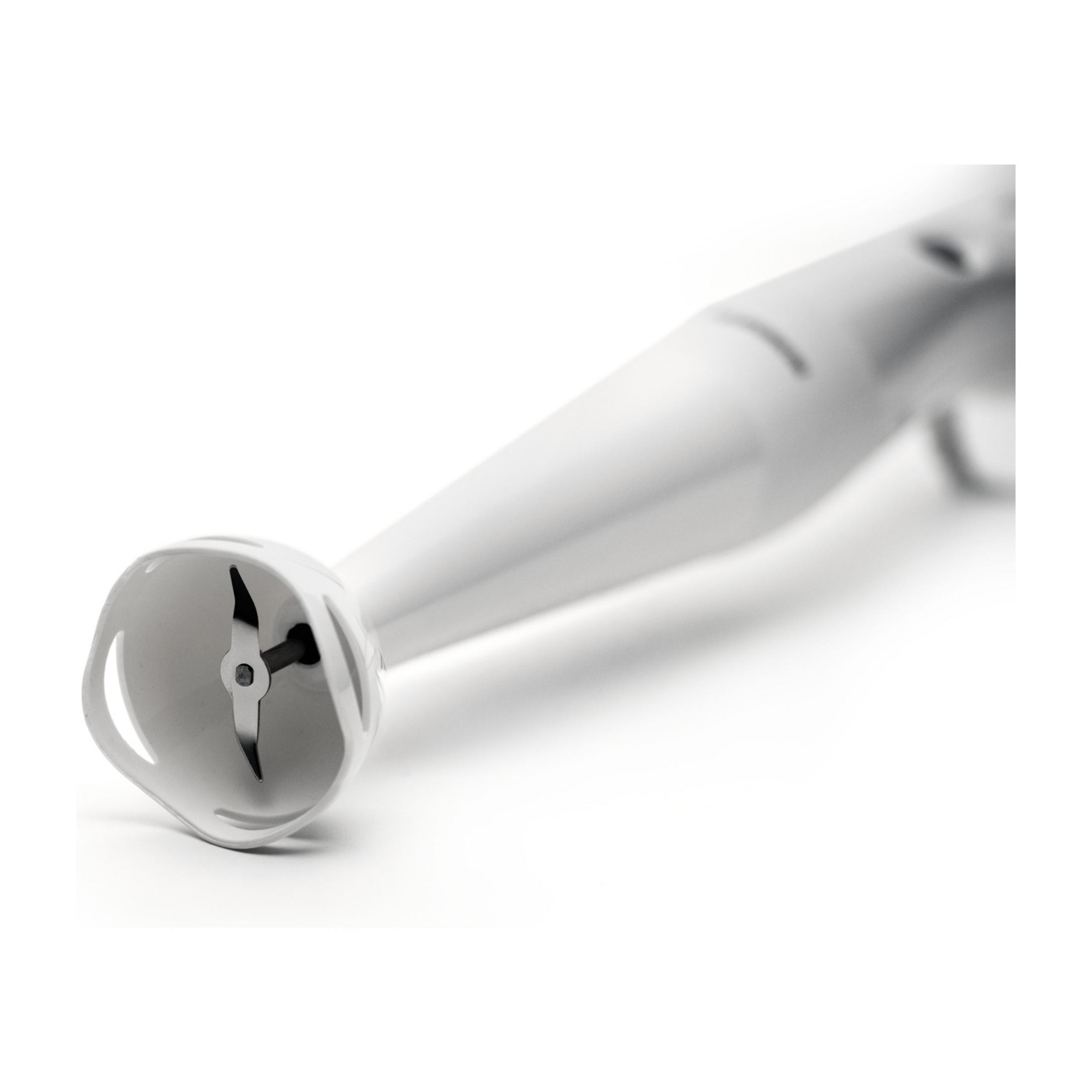 Close-up van een witte staafmixer met messen.