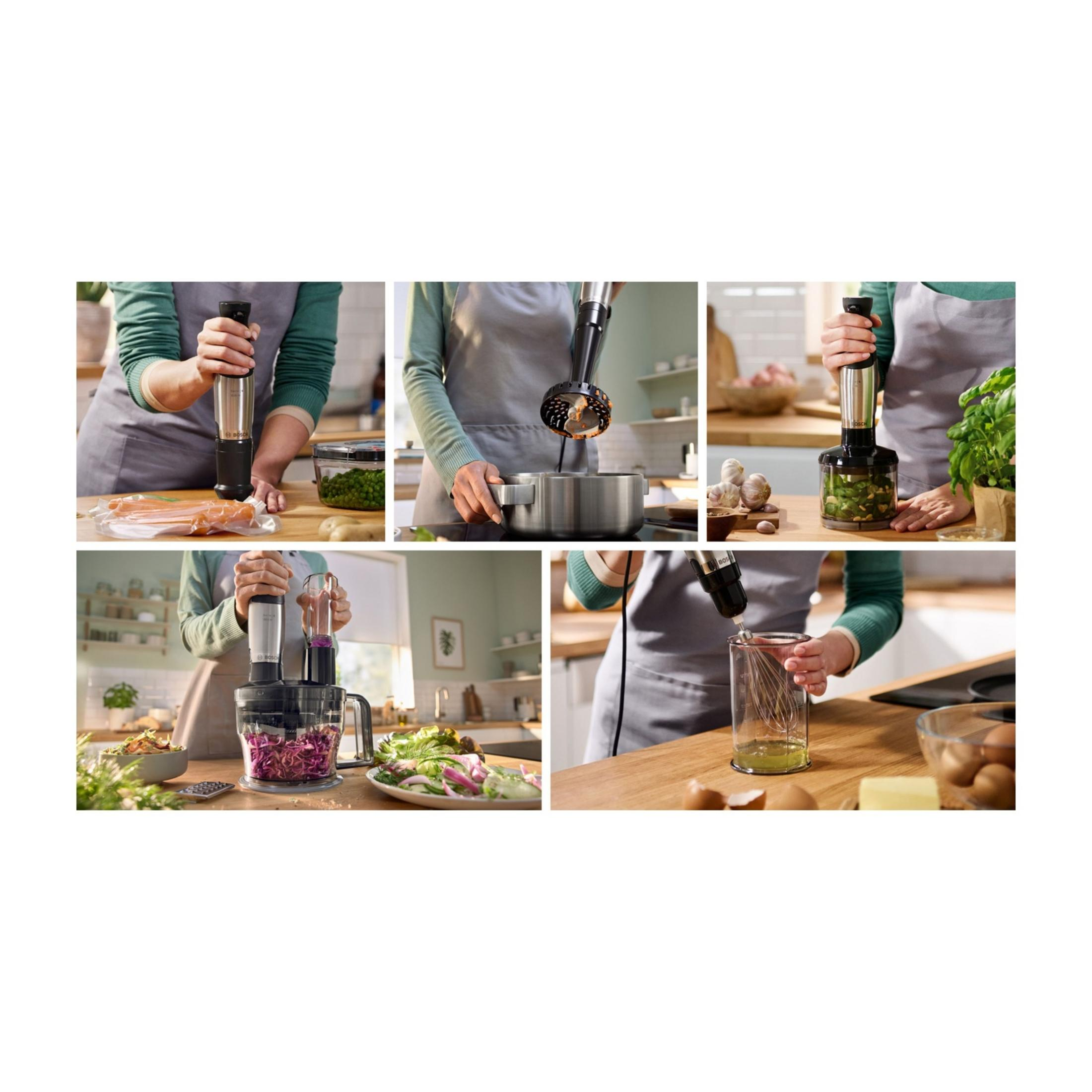 Osoba używa blendera ręcznego do przetwarzania żywności w różnych pojemnikach.