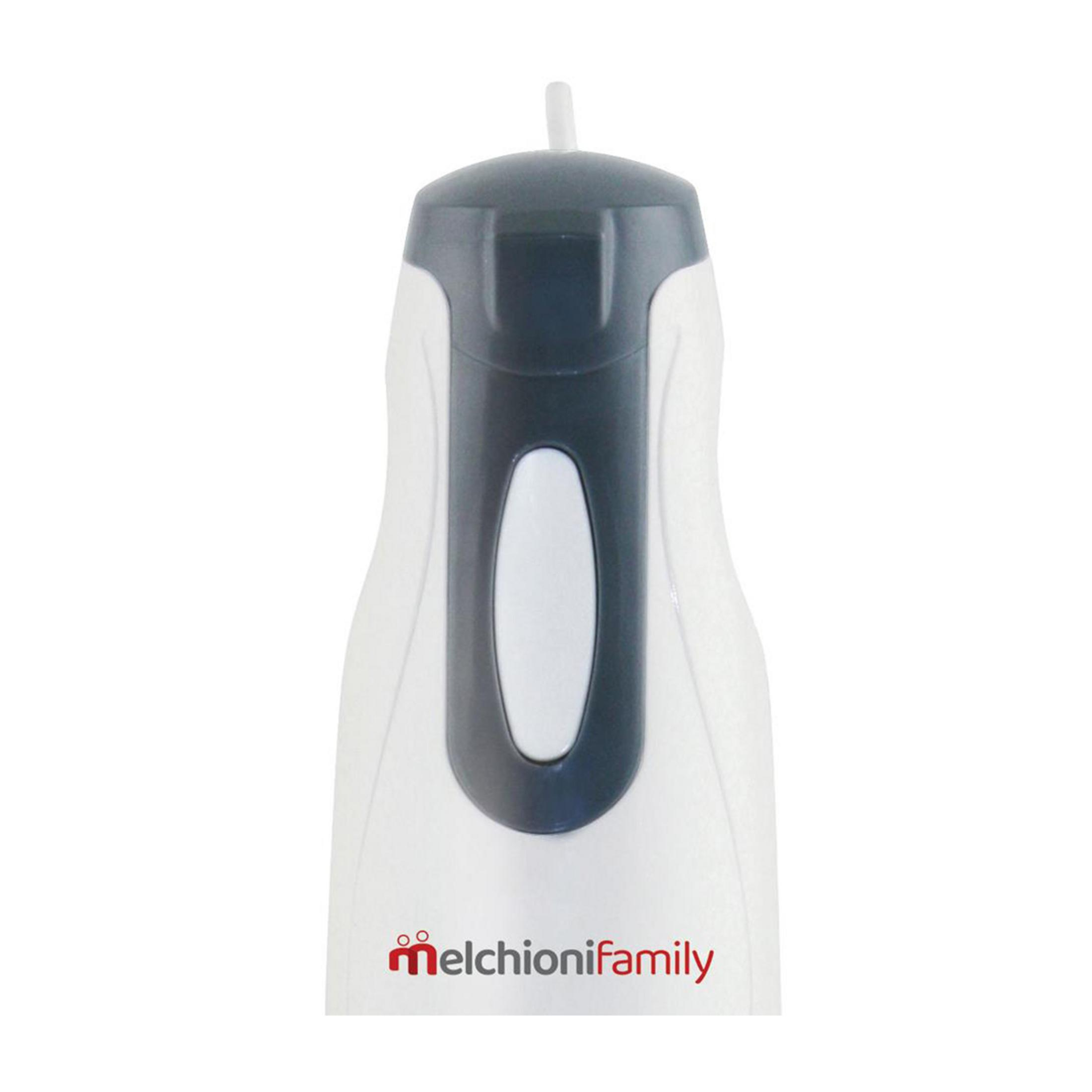 Ein weißer Handmixer mit einem dunklen grauen Griff und einem ovalen weißen Knopf.
