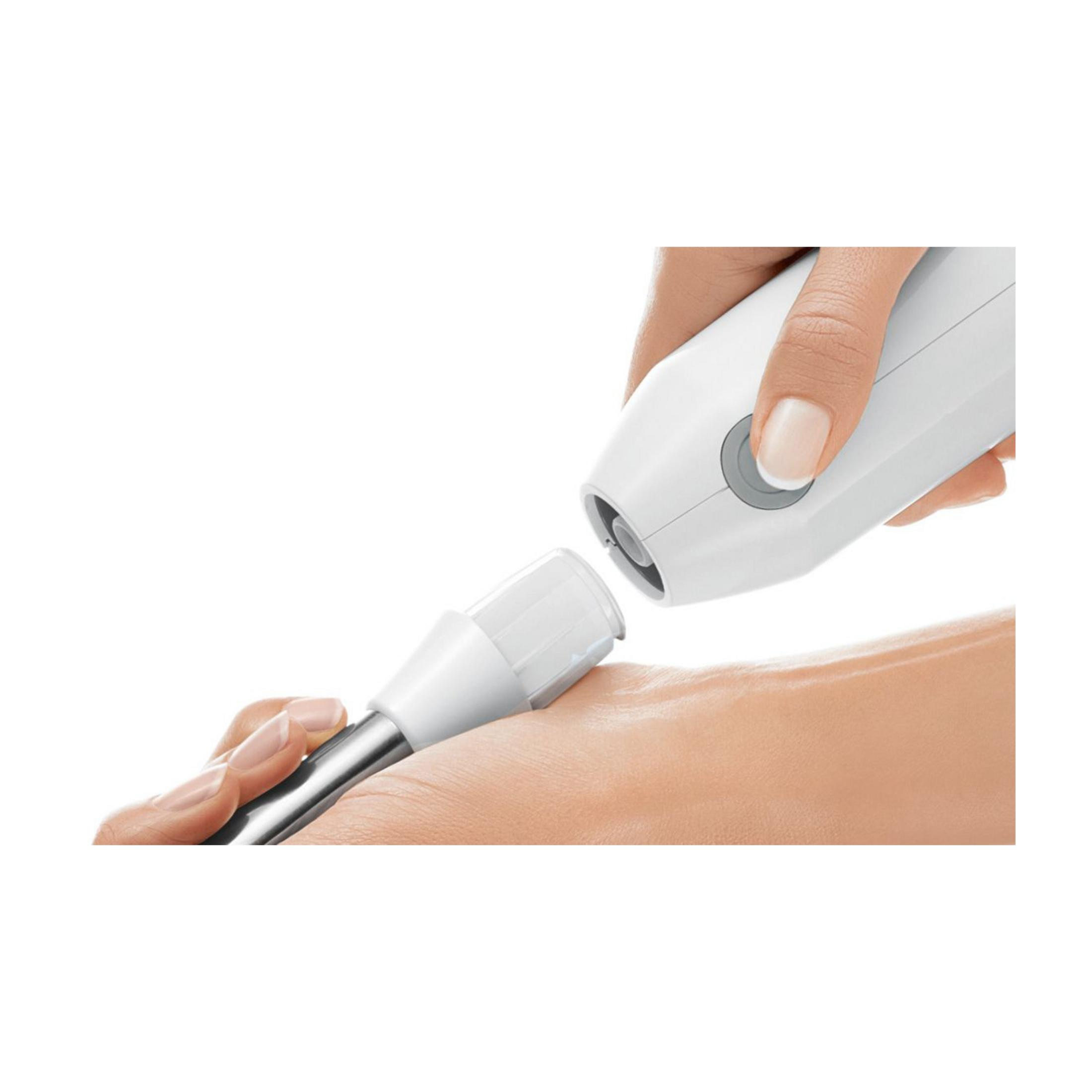 Zbliżenie dłoni trzymającej białe urządzenie elektryczne przy ramieniu.