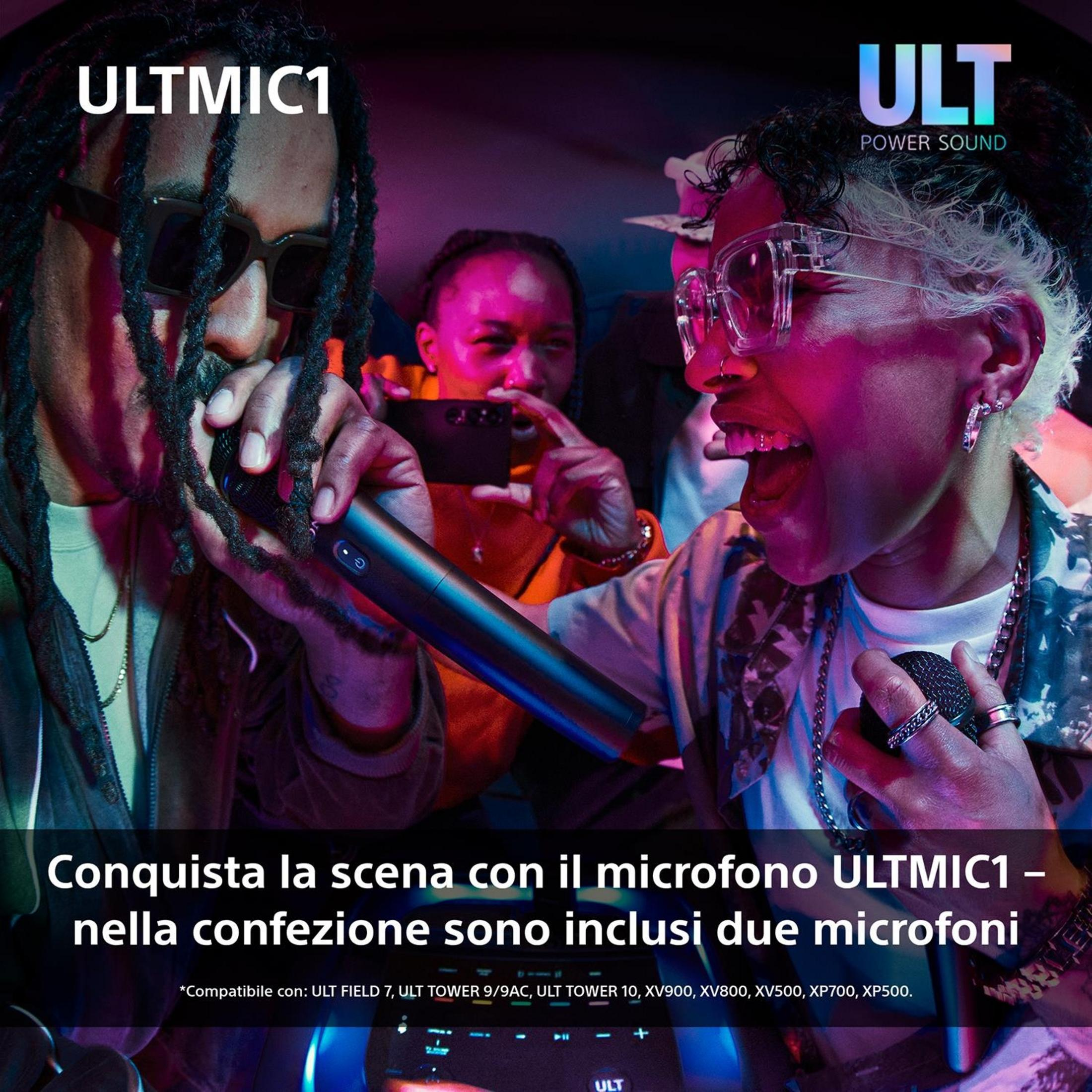 Trzy osoby z mikrofonami w ciemnym, kolorowym oświetleniu. Jedna osoba śpiewa.