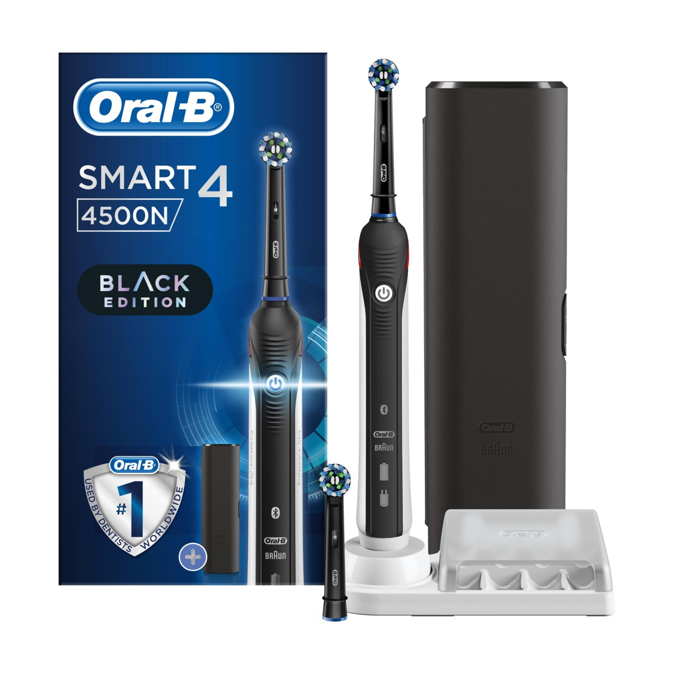 Czarna elektryczna szczoteczka do zębów Oral-B Smart 4 4500N Black Edition z akcesoriami.