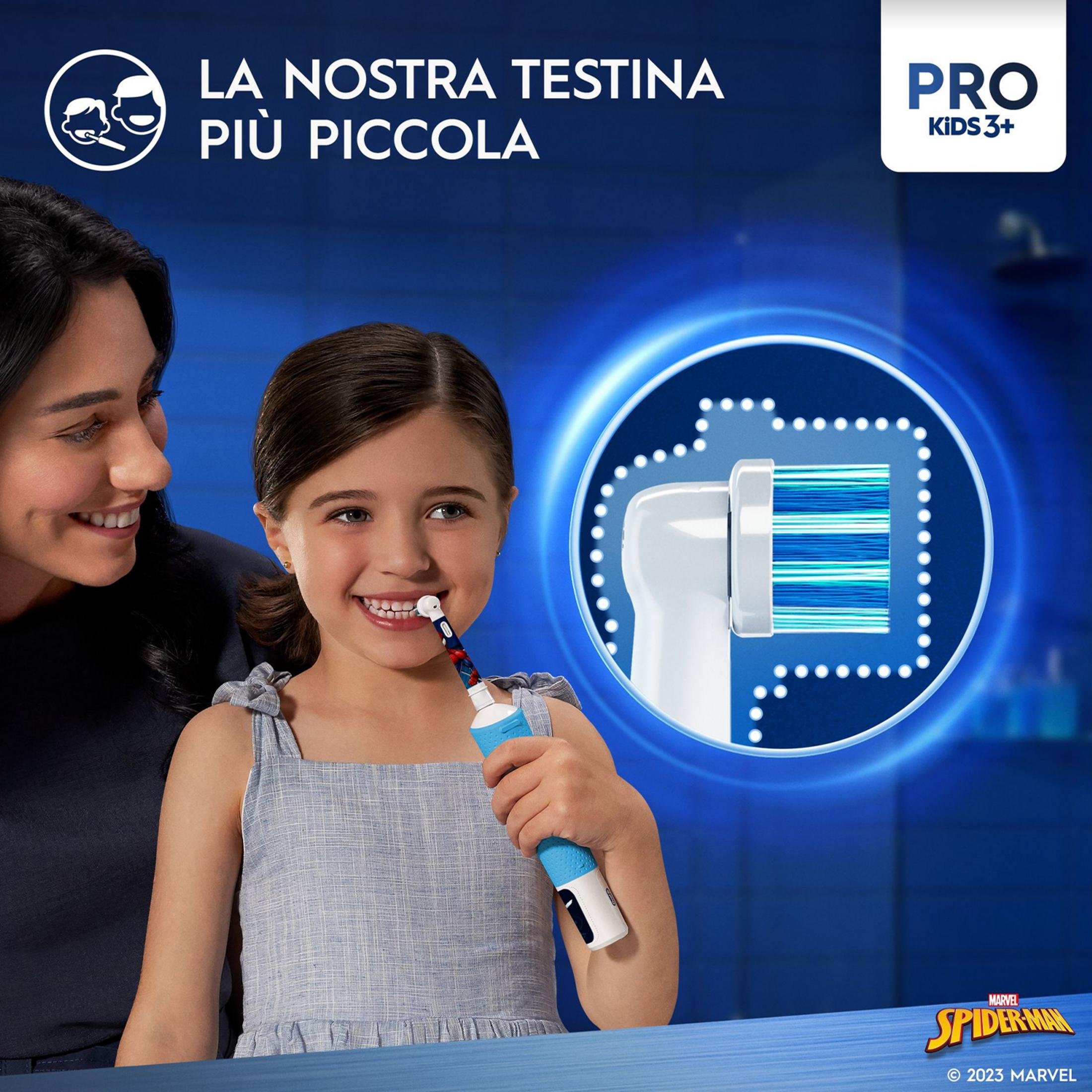 Una niña con un cabezal de cepillo de dientes eléctrico, junto a una mujer.