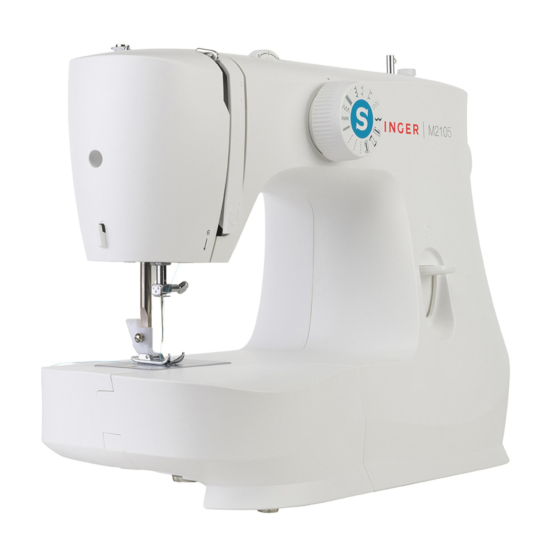 Biała maszyna do szycia Singer z niebieskim logo S i pokrętłem.