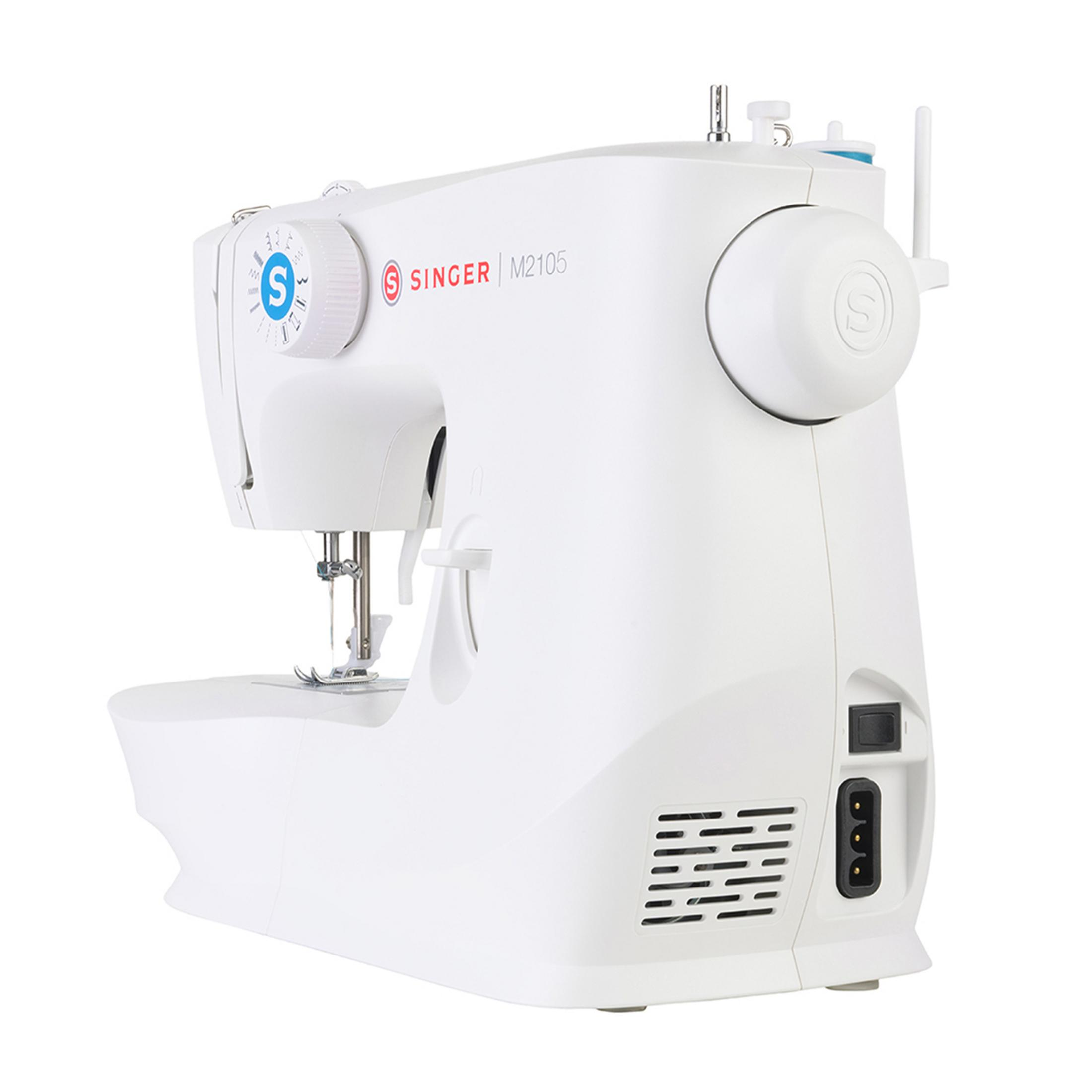 Biała maszyna do szycia Singer M2105 z niebieskim pokrętłem i srebrną igłą.