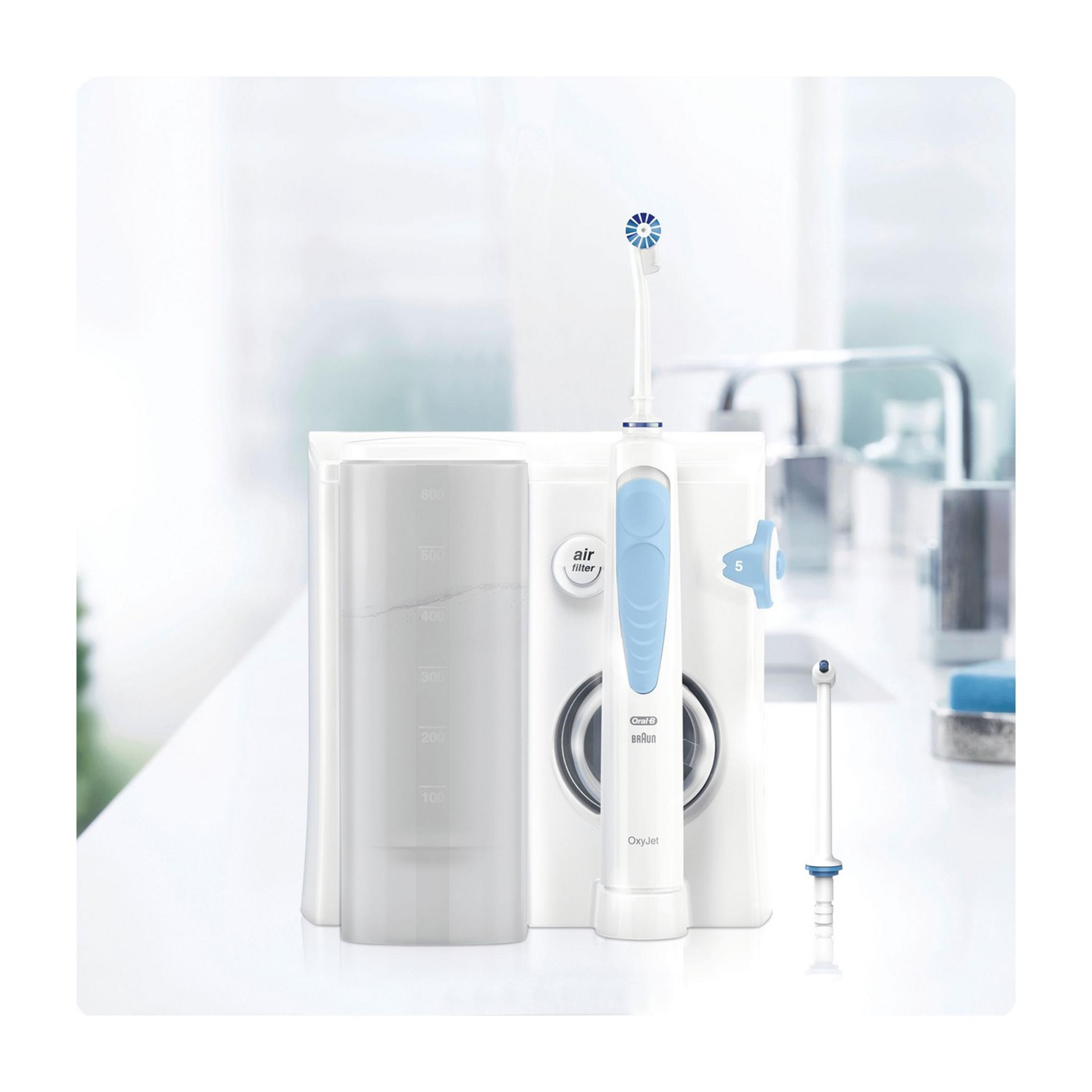 Set de irrigador bucal Oral-B OxyJet blanco y azul con depósito y pieza de mano.