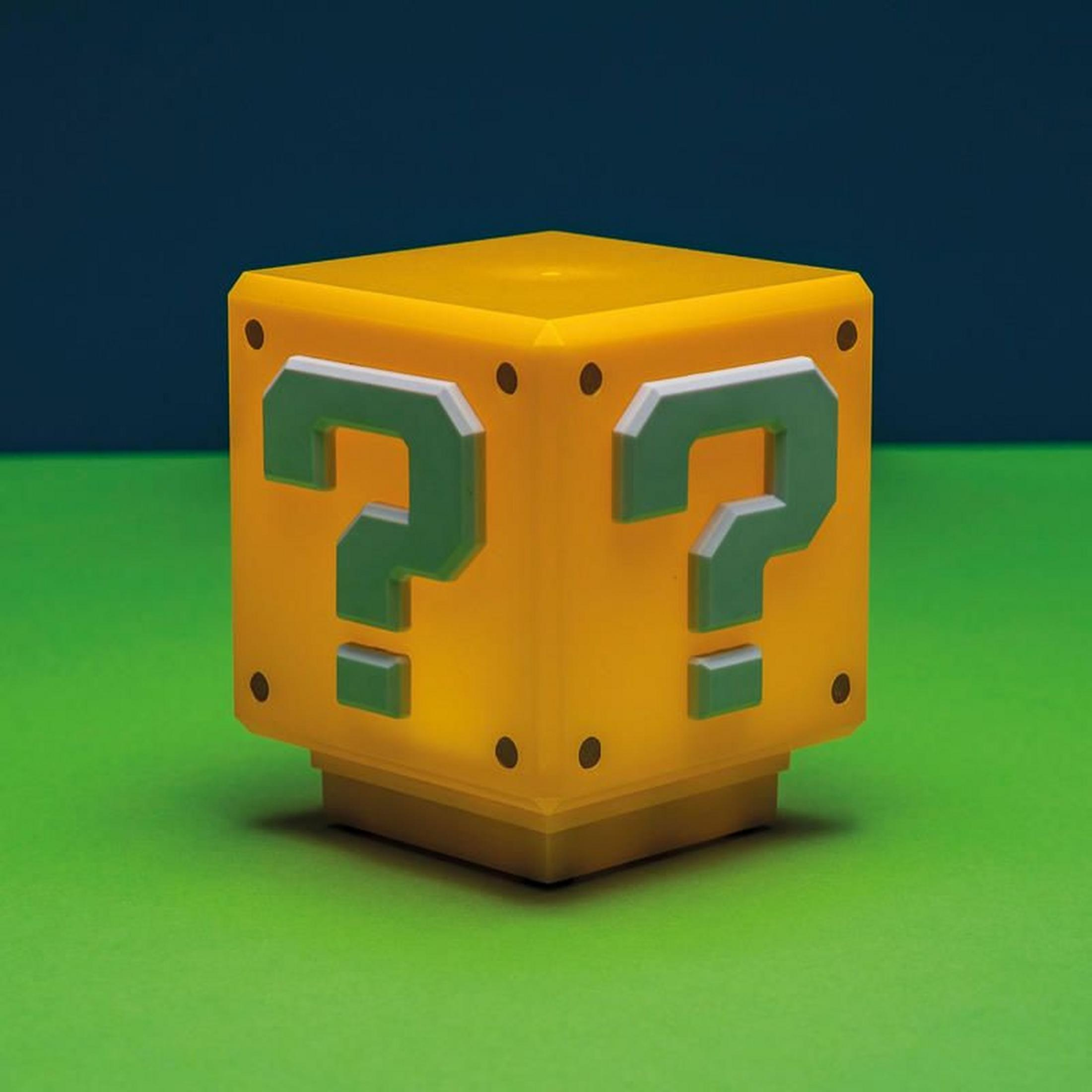 Un blocco giallo punto interrogativo con punti interrogativi verdi.