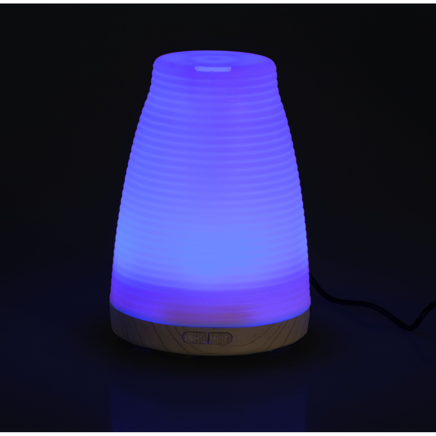Ein beleuchteter Diffusor mit blauem Licht auf schwarzem Hintergrund.