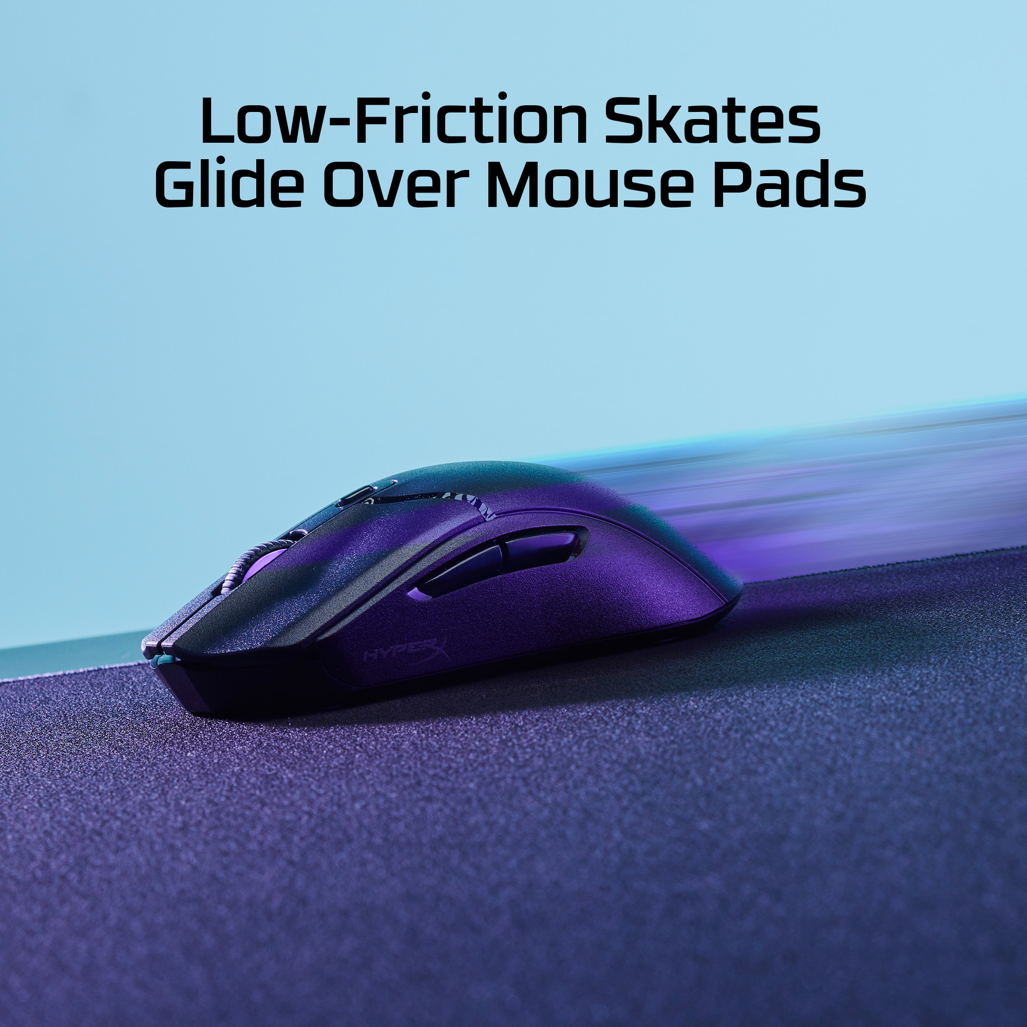 Fioletowa mysz gamingowa szybko ślizga się po teksturowanej podkładce. Smugi niebieskiego światła za nią.