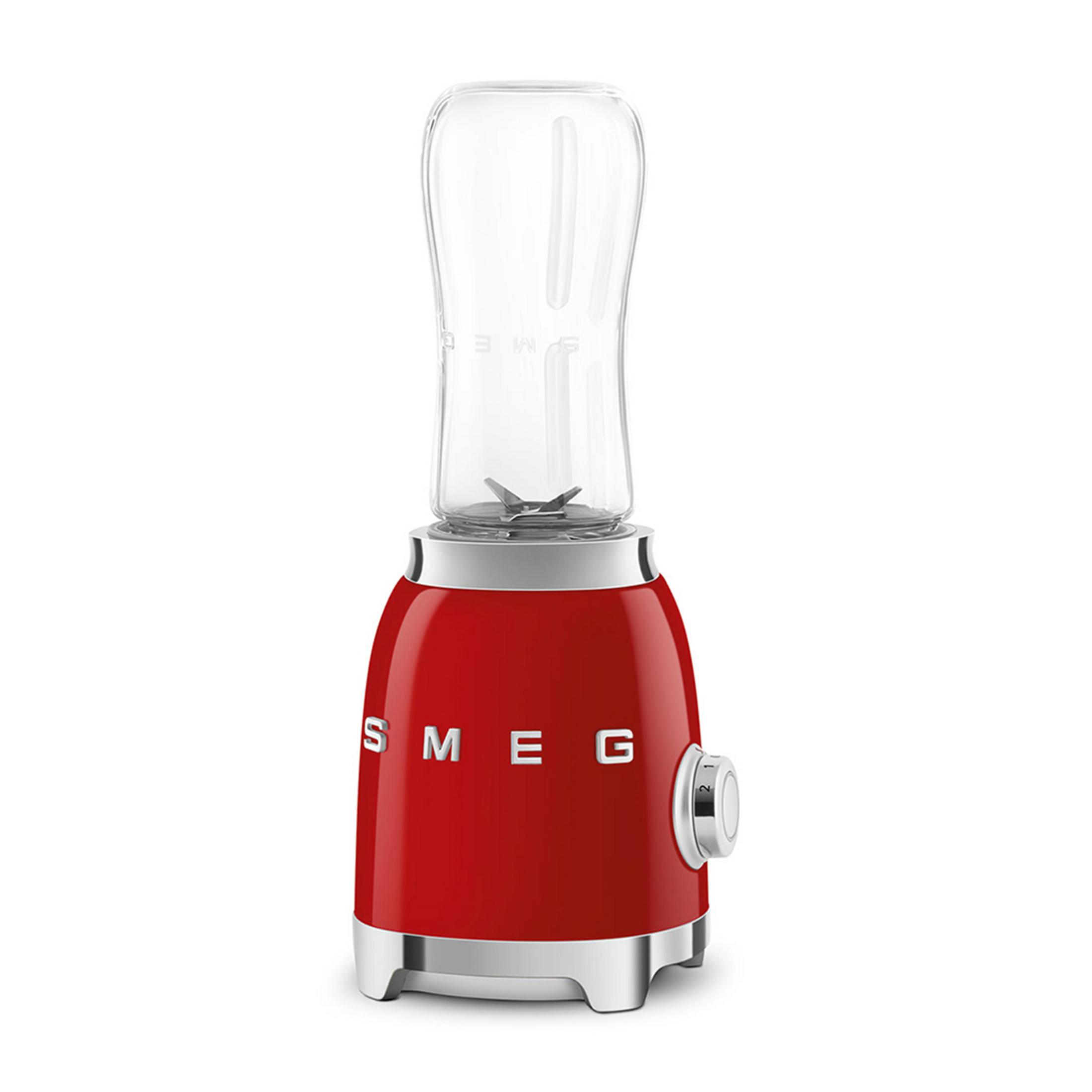 Şeffaf haznesi ve gümüş aksanları olan kırmızı bir Smeg blender.