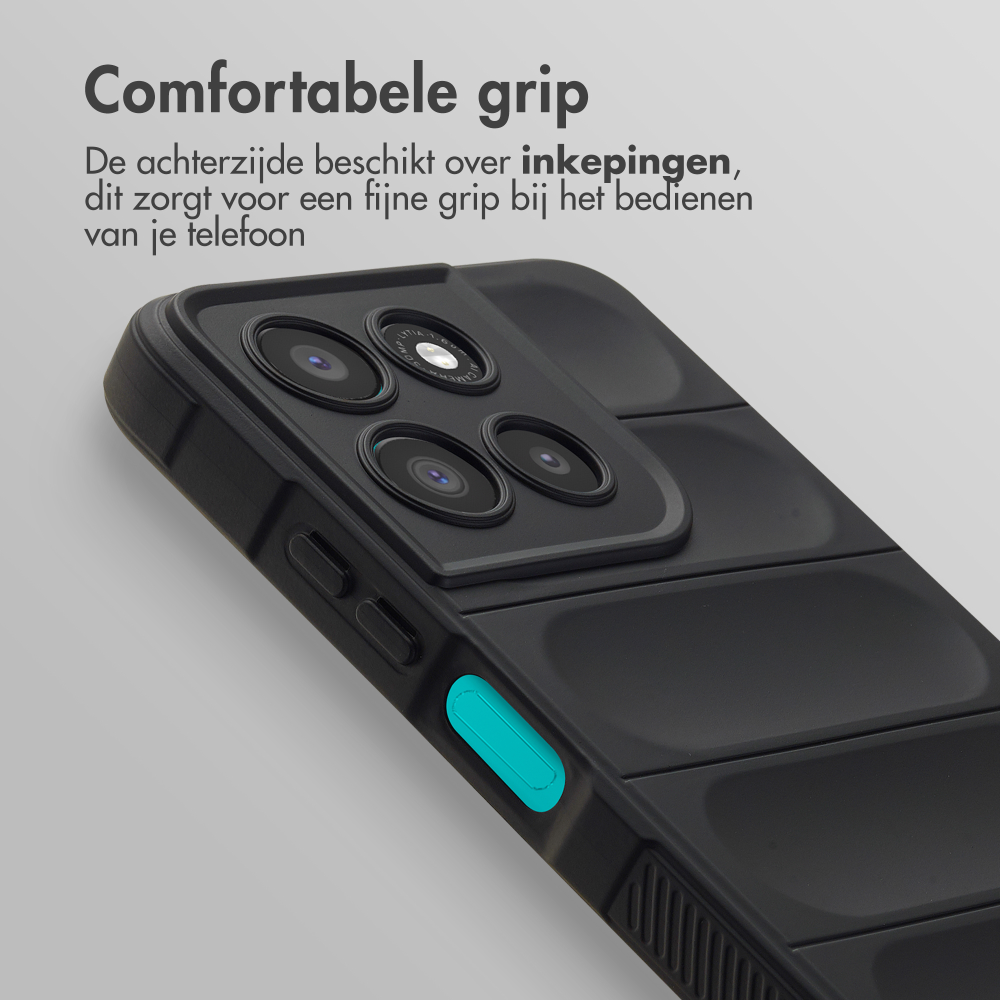 Zwarte telefoonhoes met inkepingen voor grip. Blauwe knop zichtbaar.