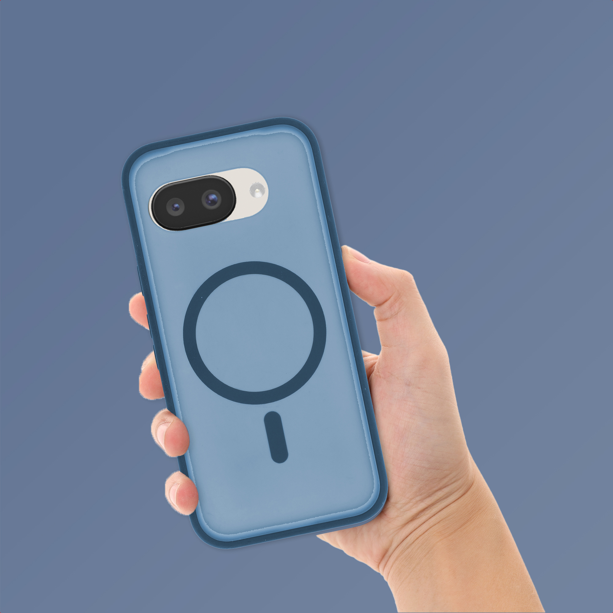 Een hand houdt een blauwe telefoon vast met twee camera's en een magnetische ring.