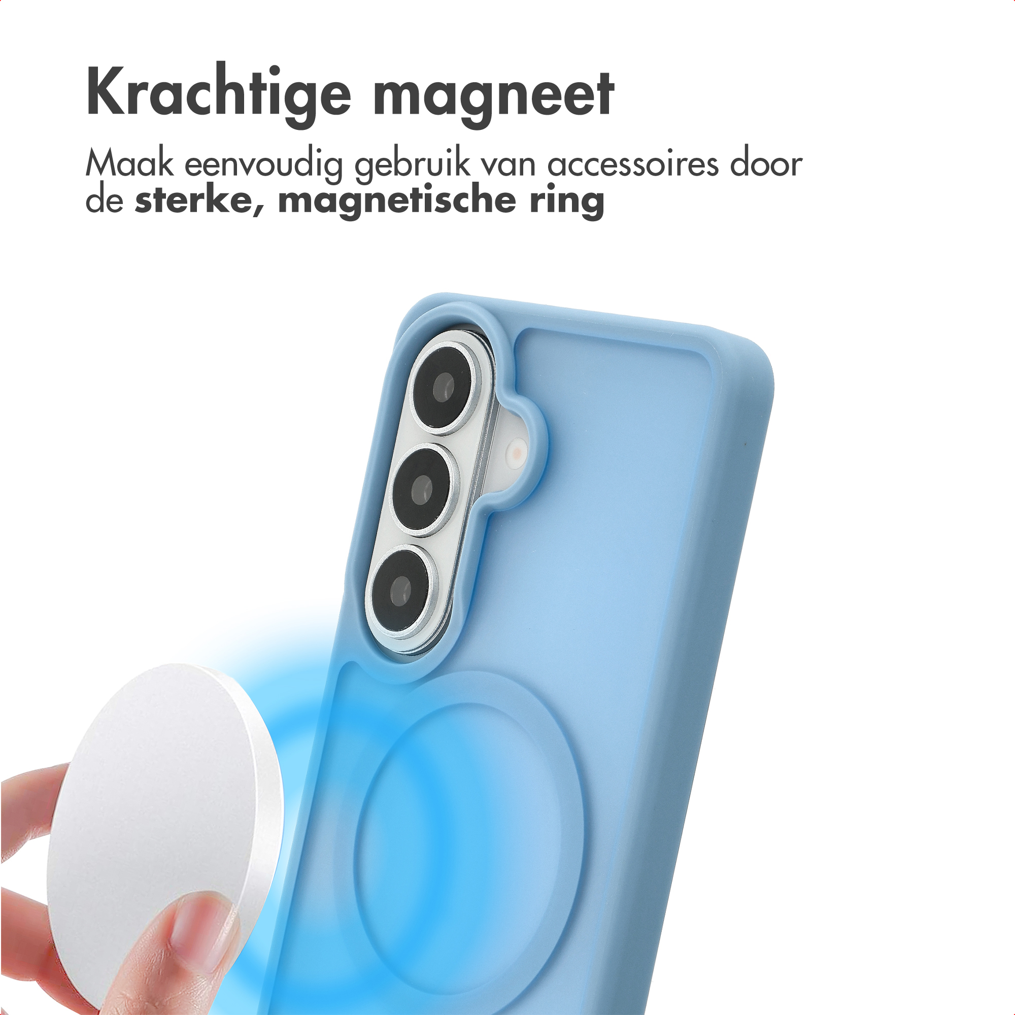 Een hand houdt een witte magneet naast een blauwe telefoonhoes met drie camera's.