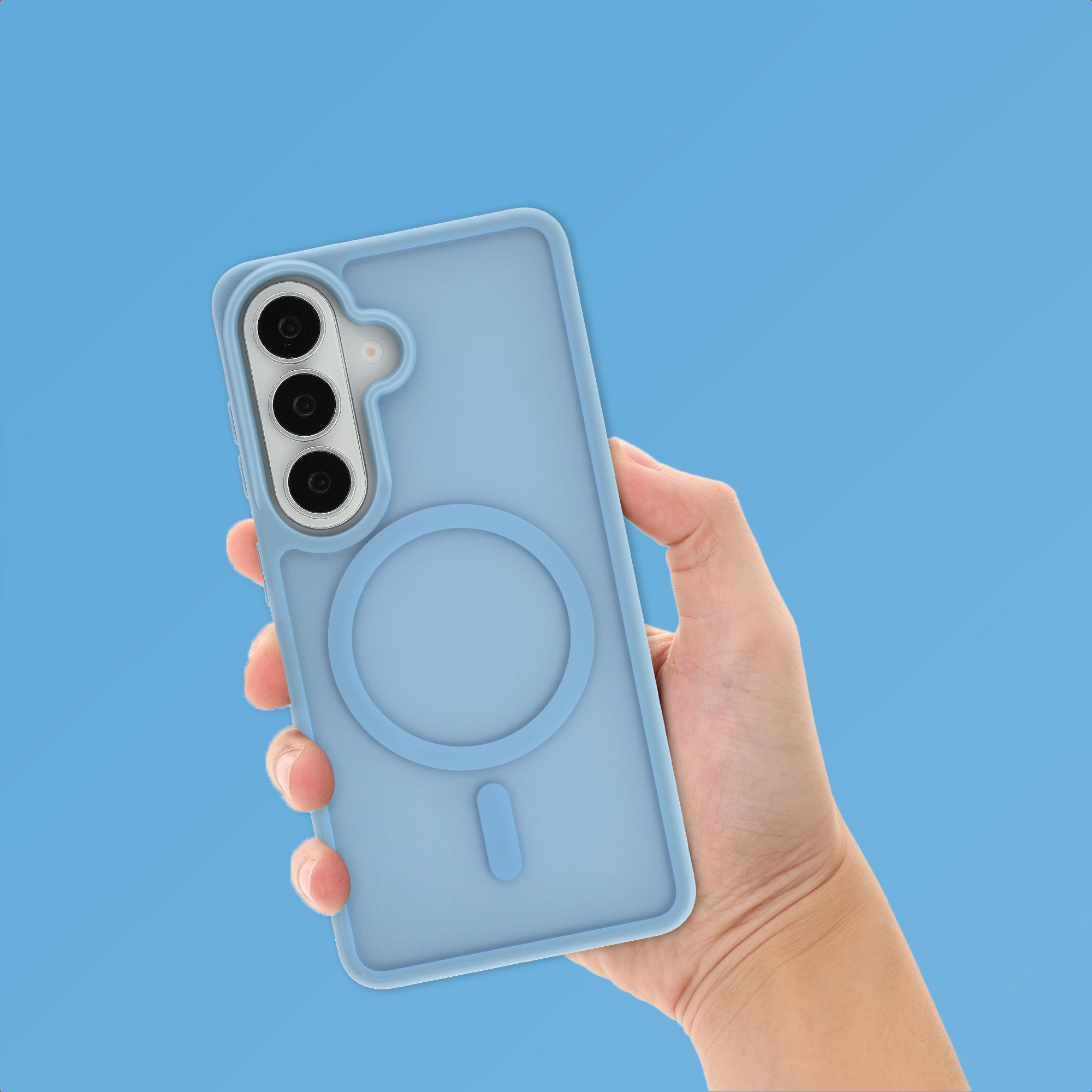 Een hand houdt een lichtblauwe telefoonhoes met camera-uitsparing en ringhouder.