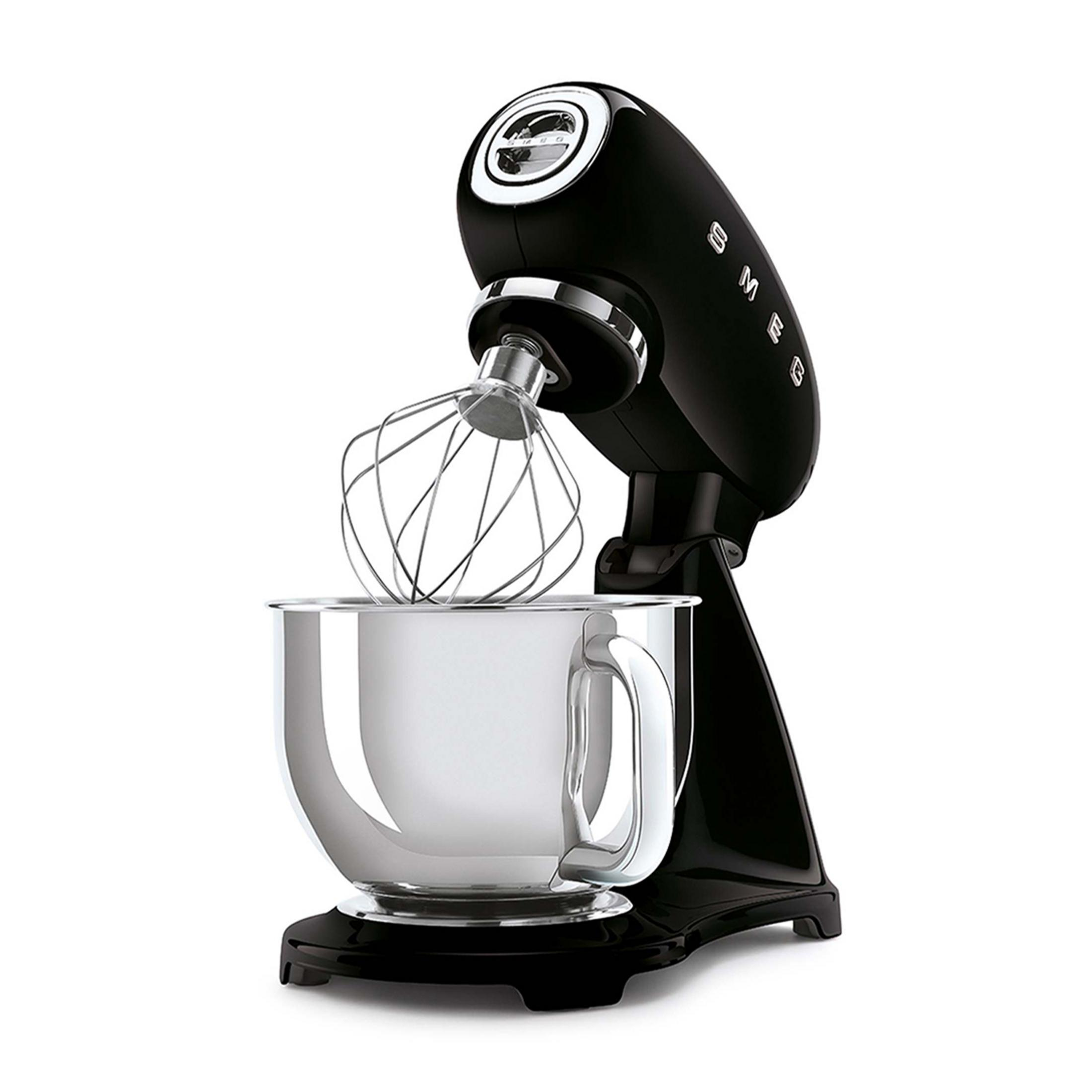 Ein schwarzer Smeg-Standmixer mit silberner Schüssel und Schneebesen.