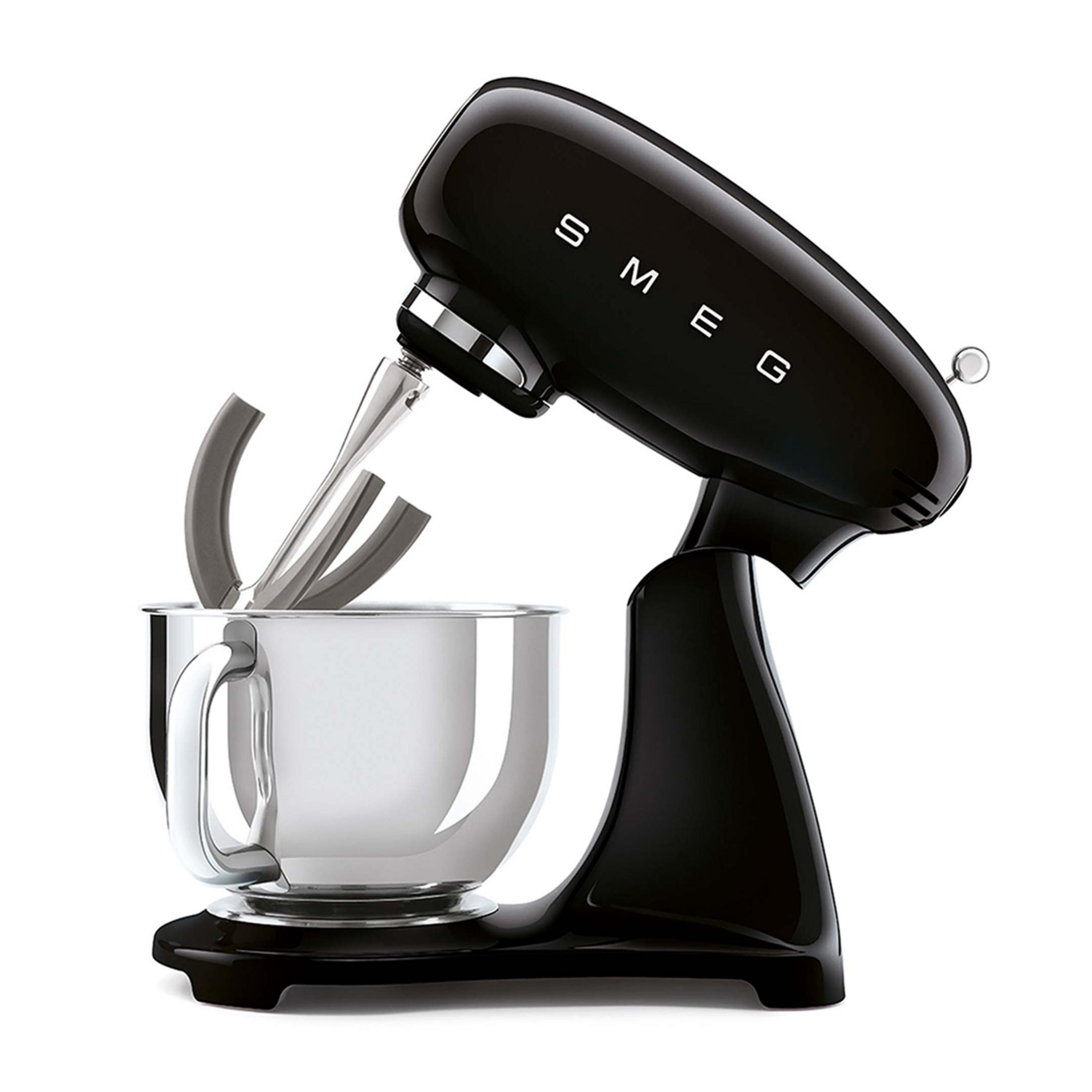 Schwarzer Smeg-Standmixer mit Edelstahlschüssel und Schneebesen.