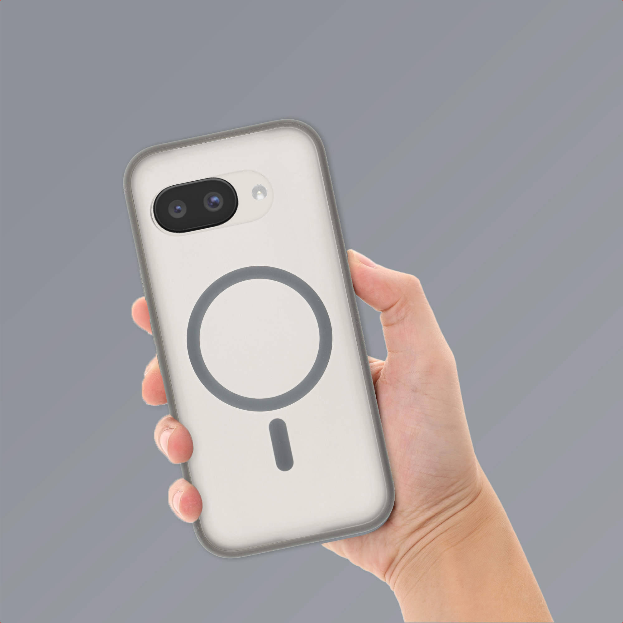 Une main tient un téléphone blanc avec deux caméras et un cercle gris.