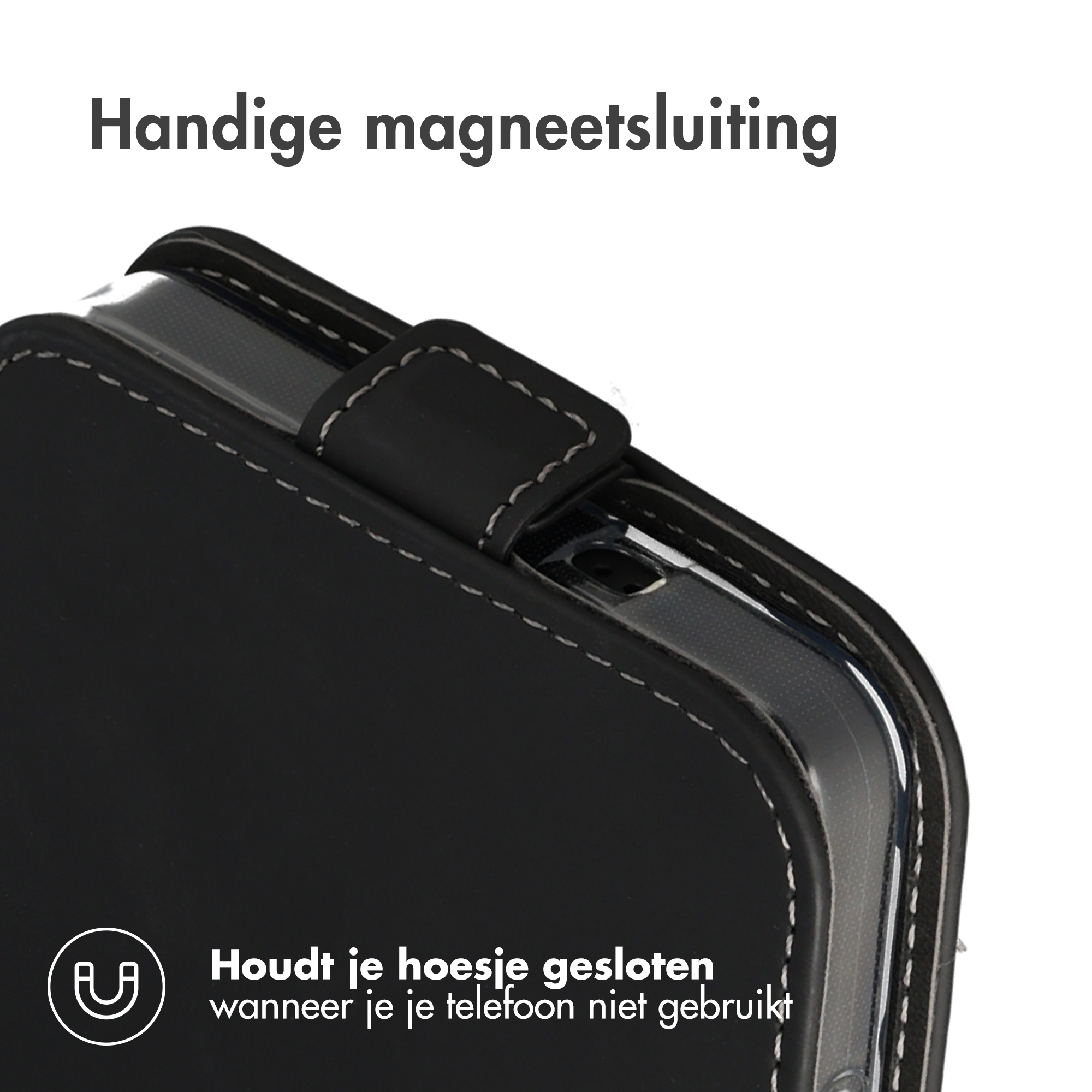 Zwart telefoonhoesje met magneetsluiting en stiksels.