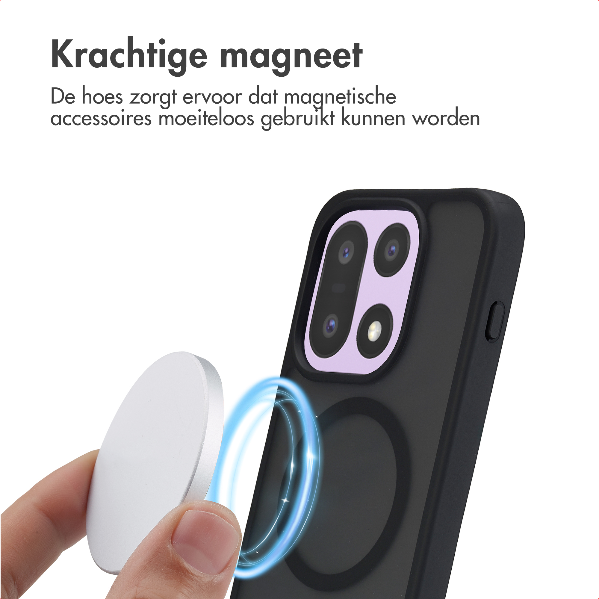 Une main tient un aimant rond et argenté près d'une coque de téléphone noire.