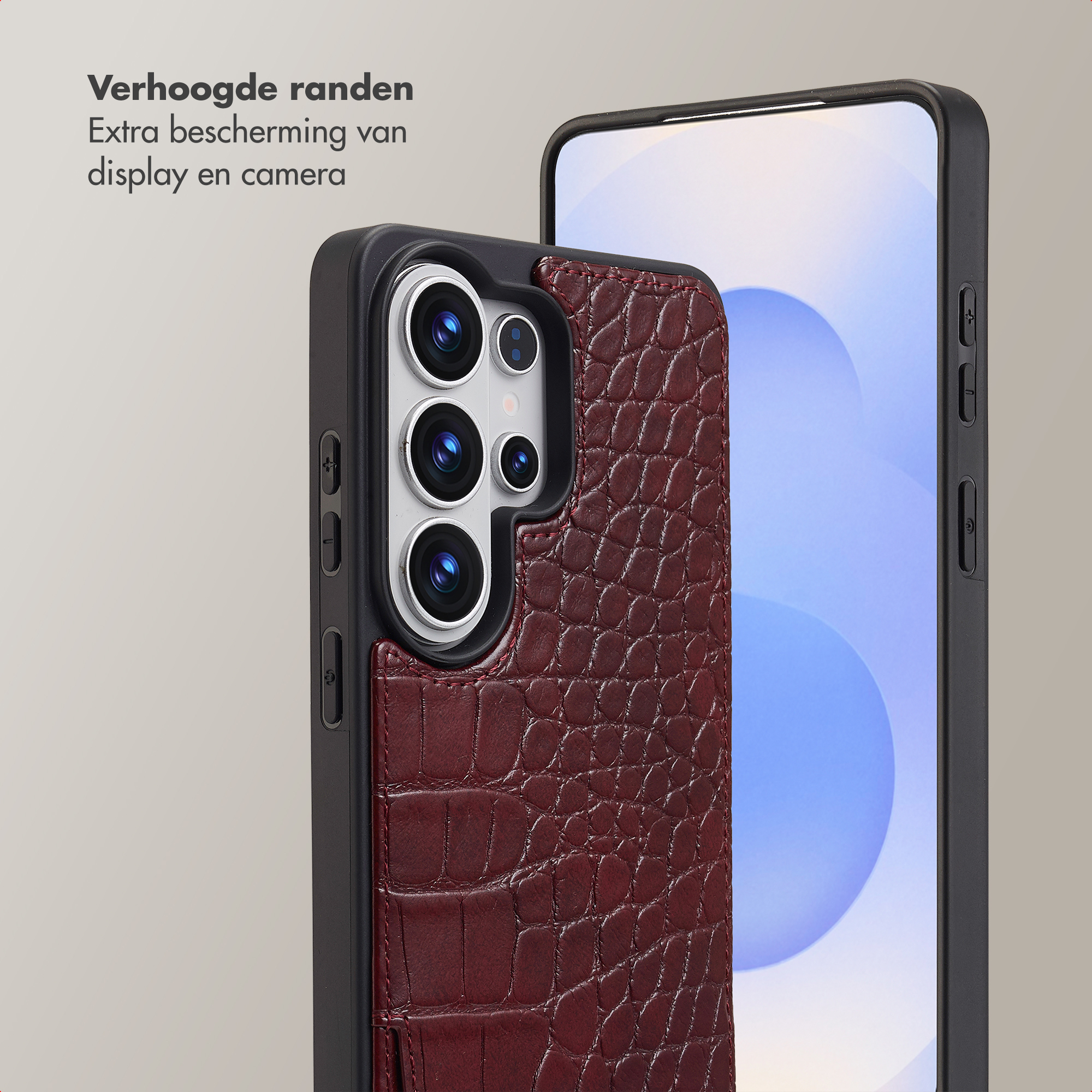 Un étui de téléphone rouge foncé texturé crocodile à côté d'un smartphone.