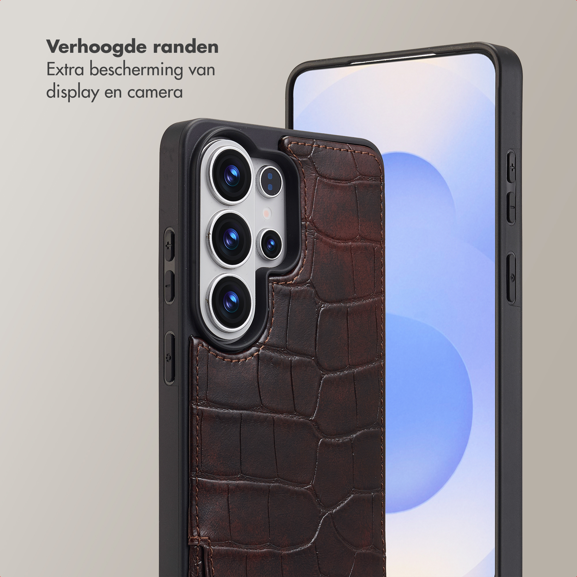 Bruine krokodillenleren telefoonhoes met verhoogde randen voor camera en display.