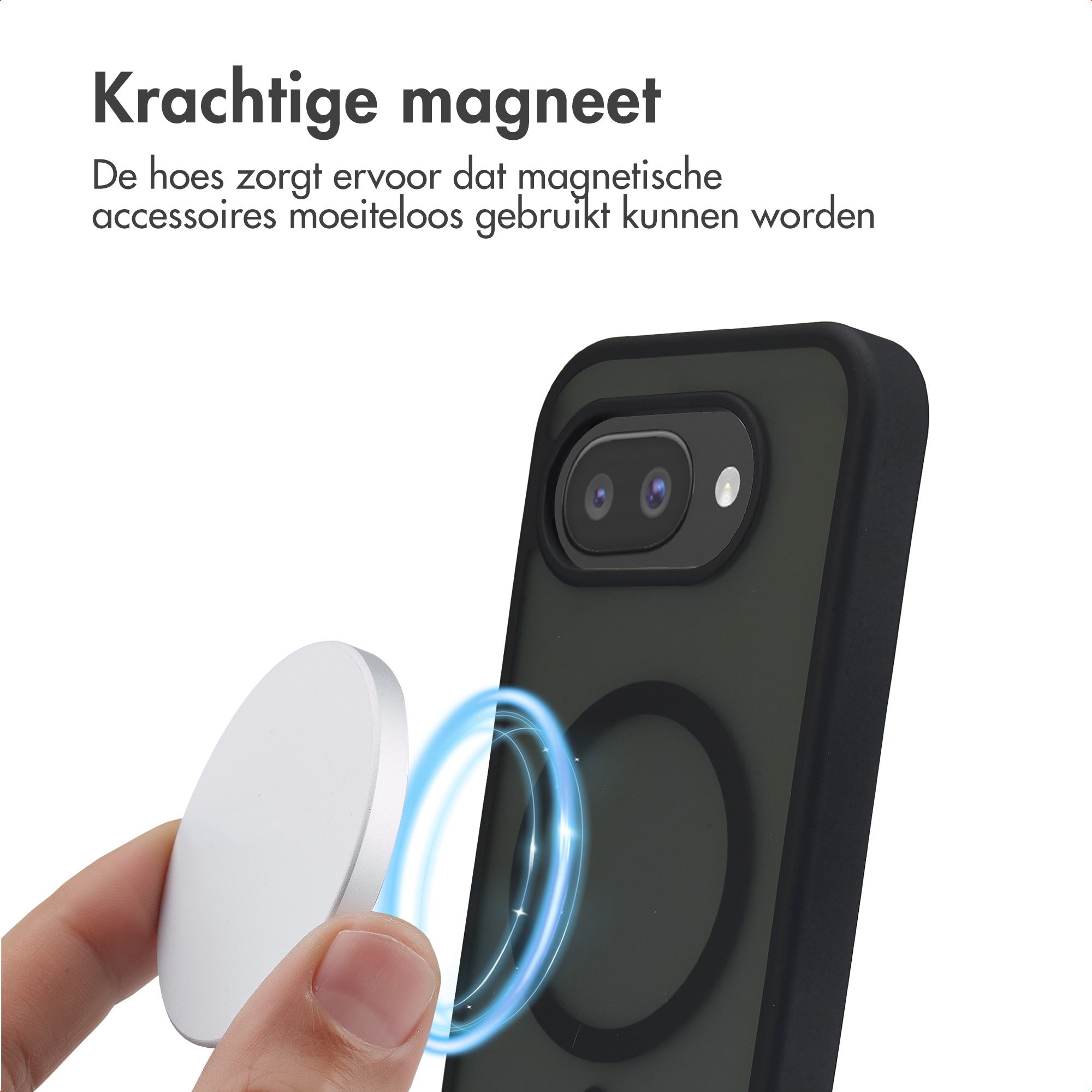 Een hand houdt een witte magnetische schijf vast naast een zwarte telefoonhoes.