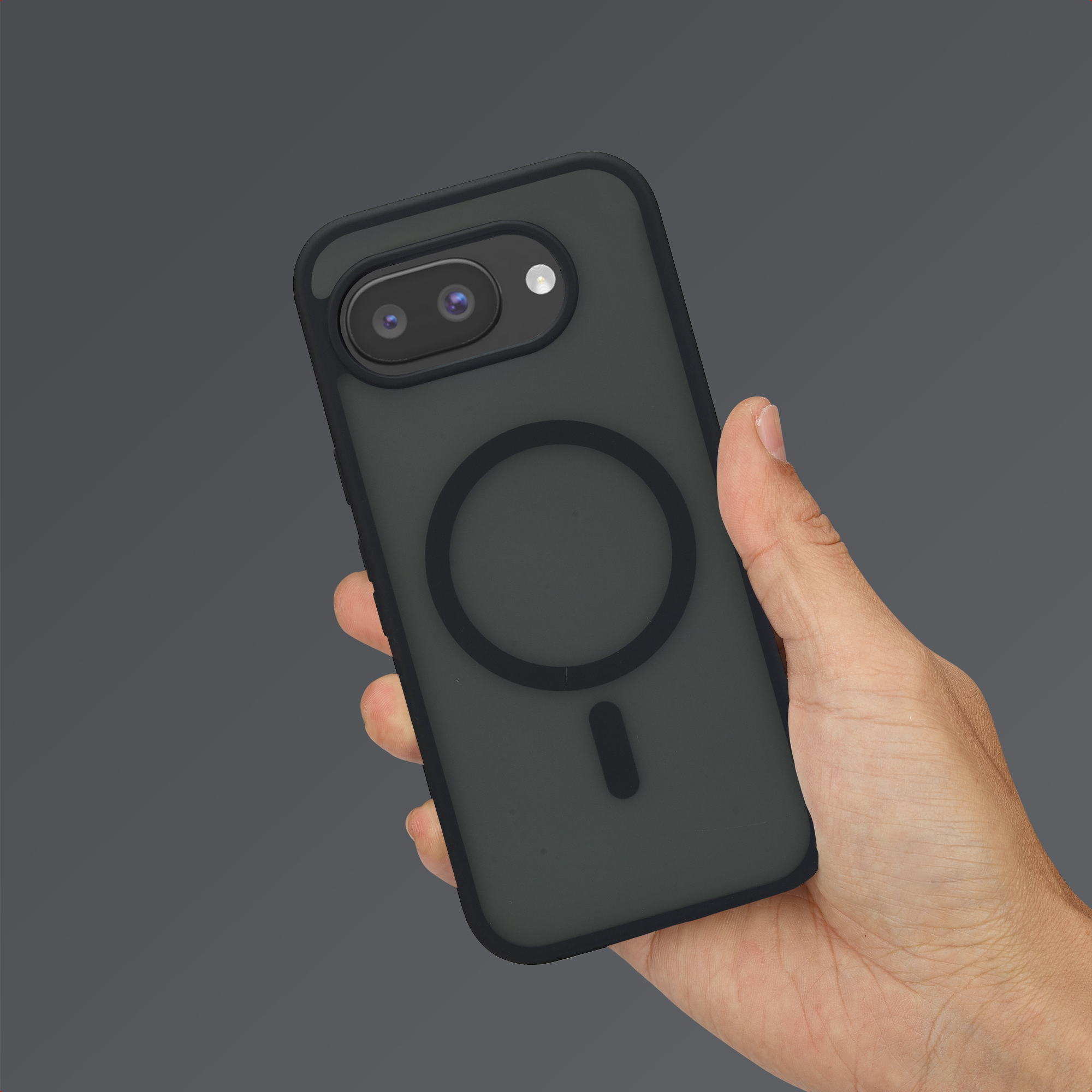 Een hand houdt een donkere smartphone vast met cameramodule en ring.