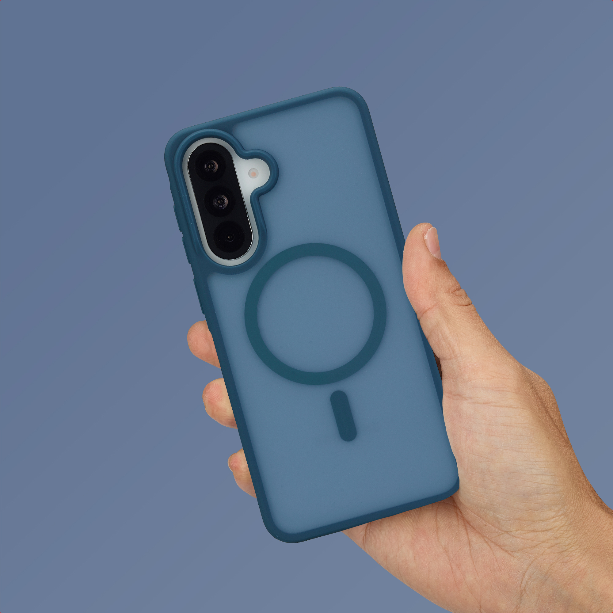 Een hand houdt een blauwe telefoon vast met drie camera's en een cirkel.