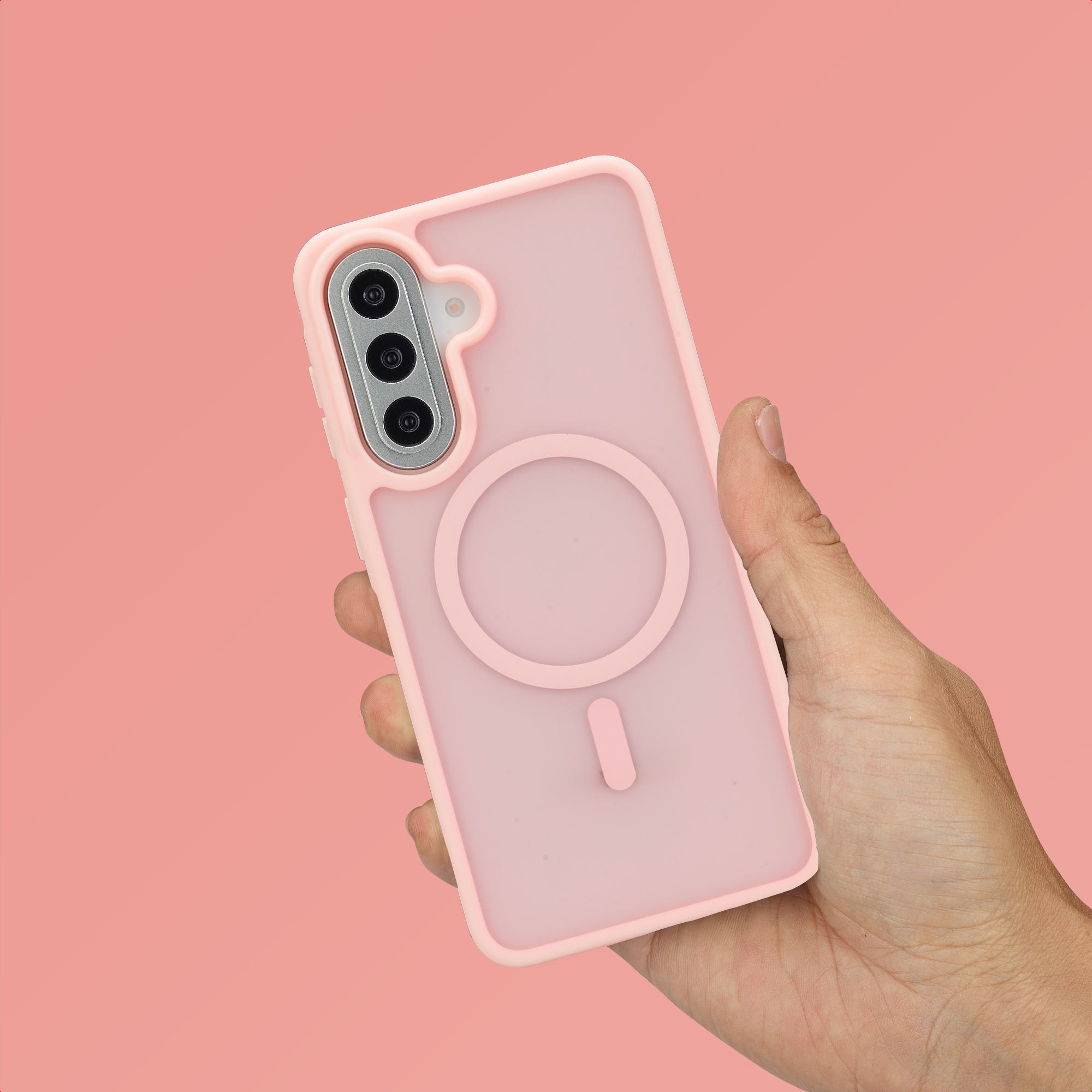 Een hand houdt een roze telefoonhoes vast met een cirkelvormig magnetisch oplaadgebied.