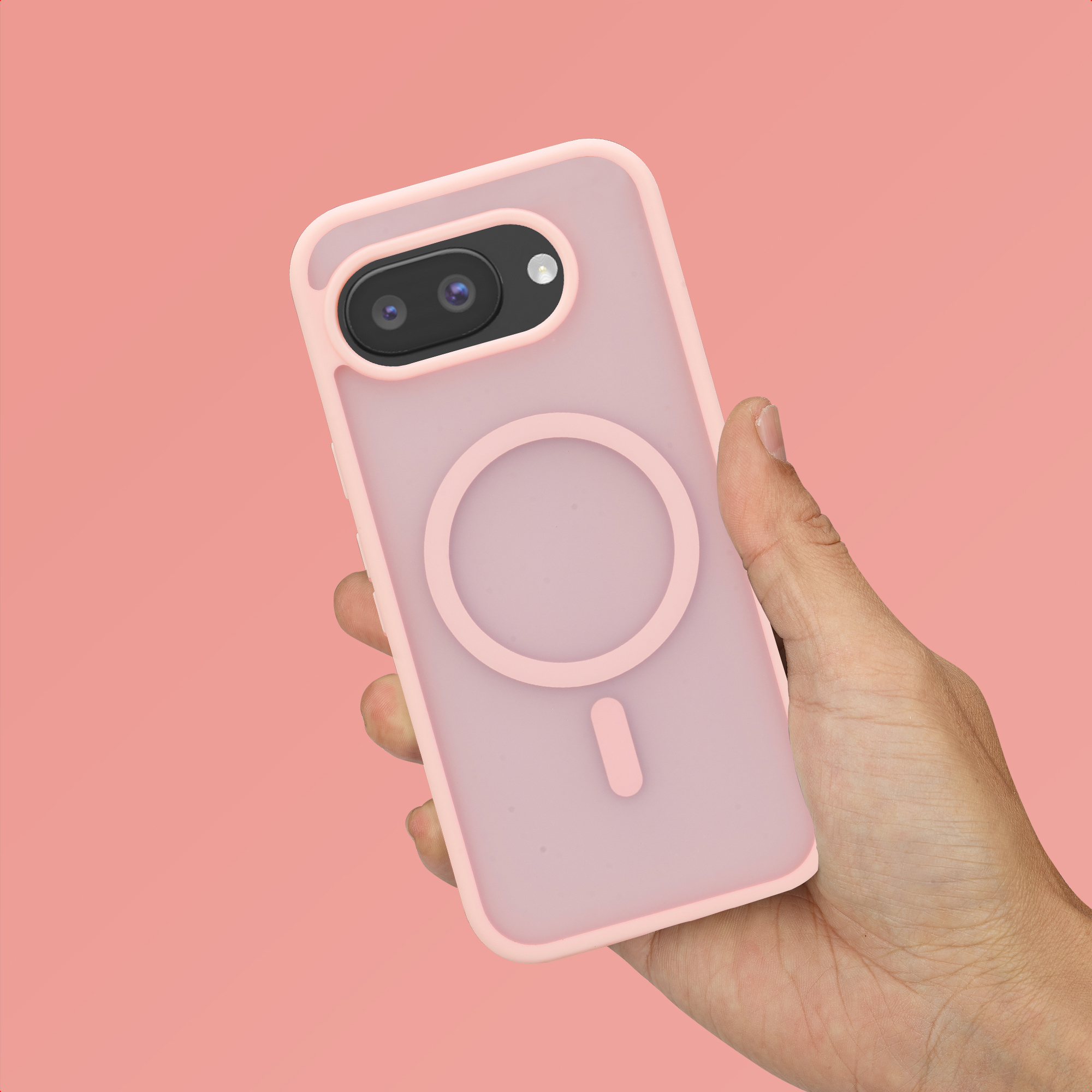 Une main tient une coque de téléphone rose avec un motif circulaire.