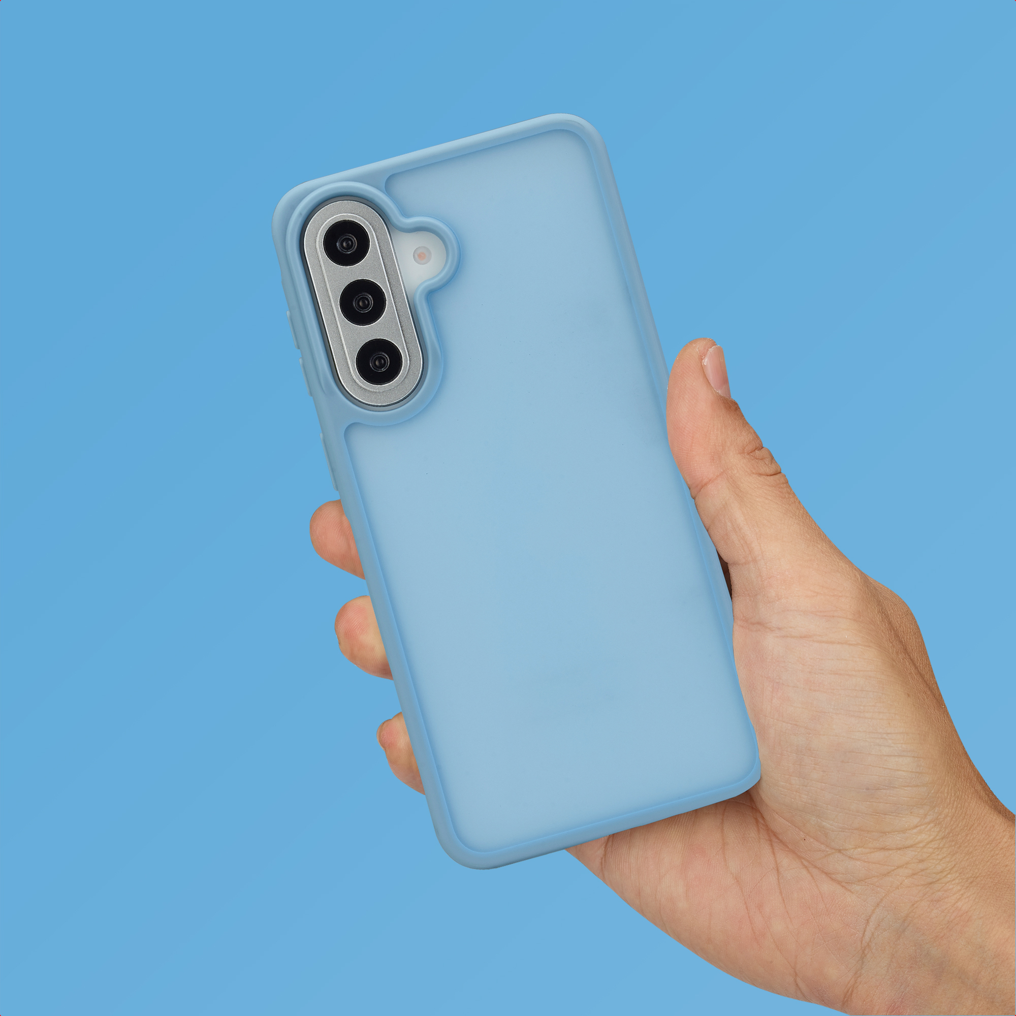 Coque de téléphone bleu clair à trois caméras, tenue par une main sur fond bleu.