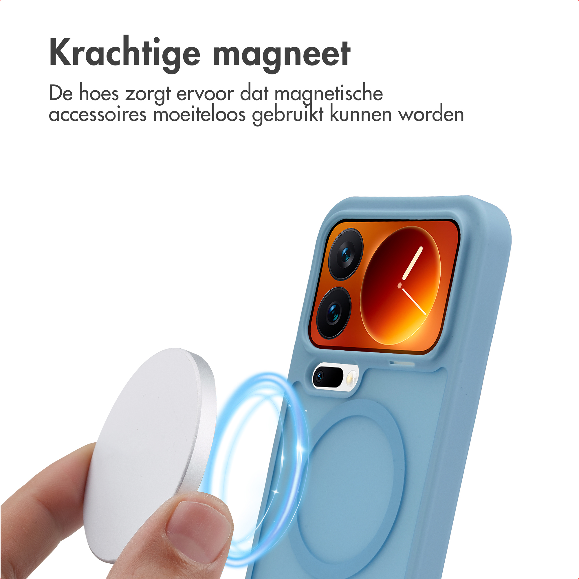 Une main tient un disque magnétique blanc près d'un étui de téléphone bleu avec des caméras.