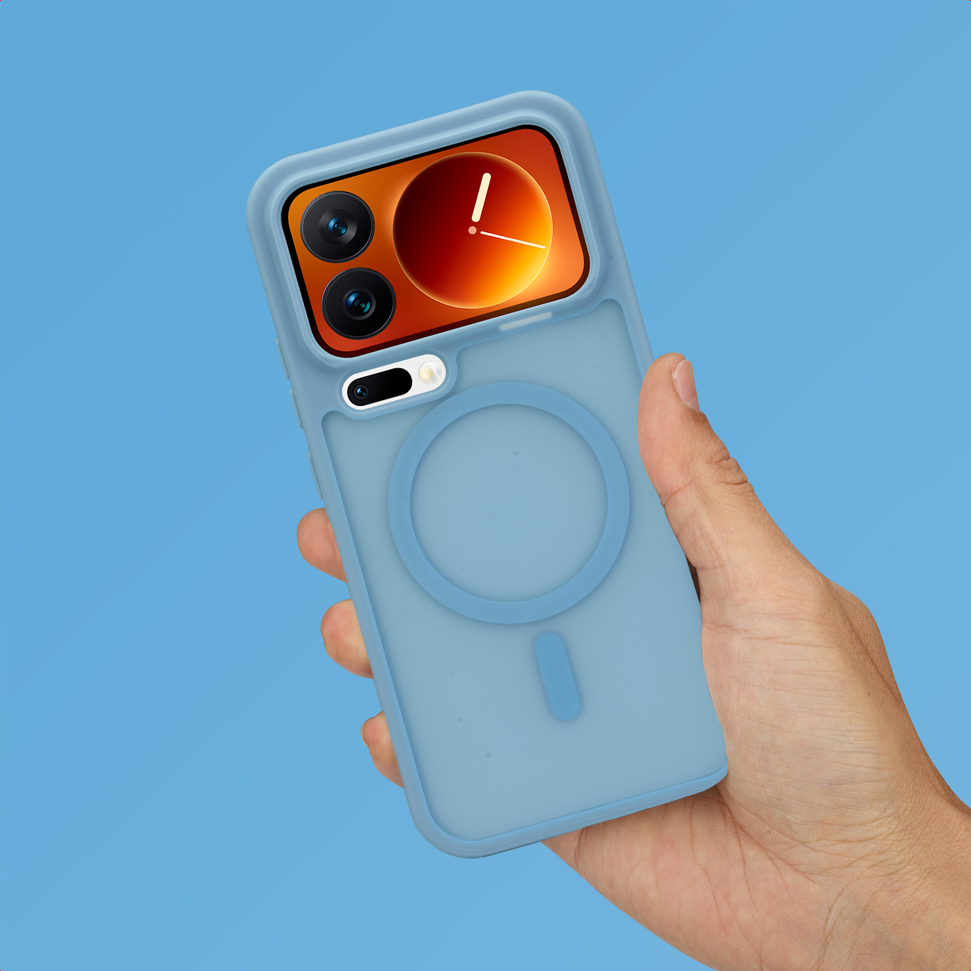 Une main tient un étui de téléphone bleu clair avec un cercle de charge magnétique.
