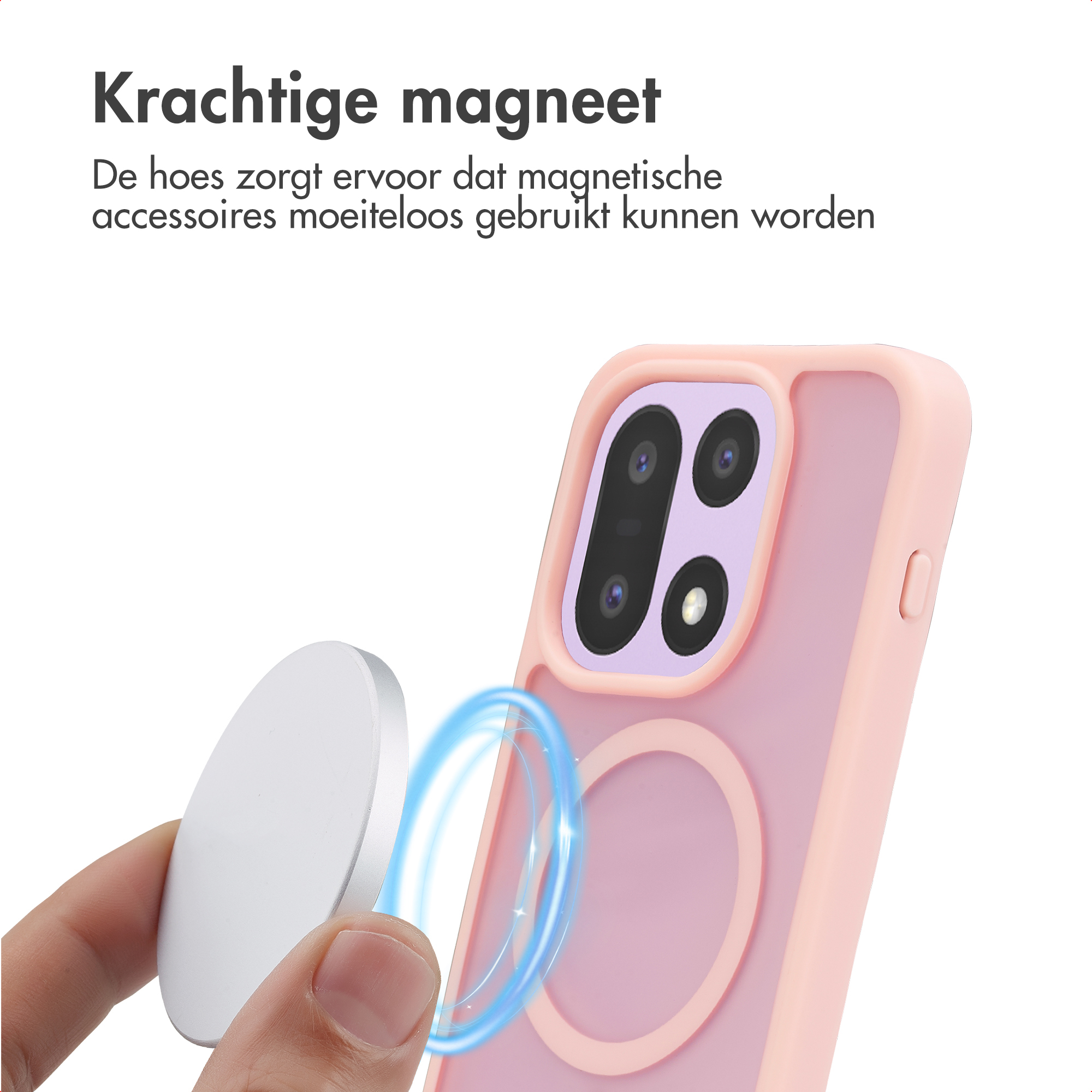 Een hand houdt een zilveren magneet bij een roze telefoonhoes met camera's.