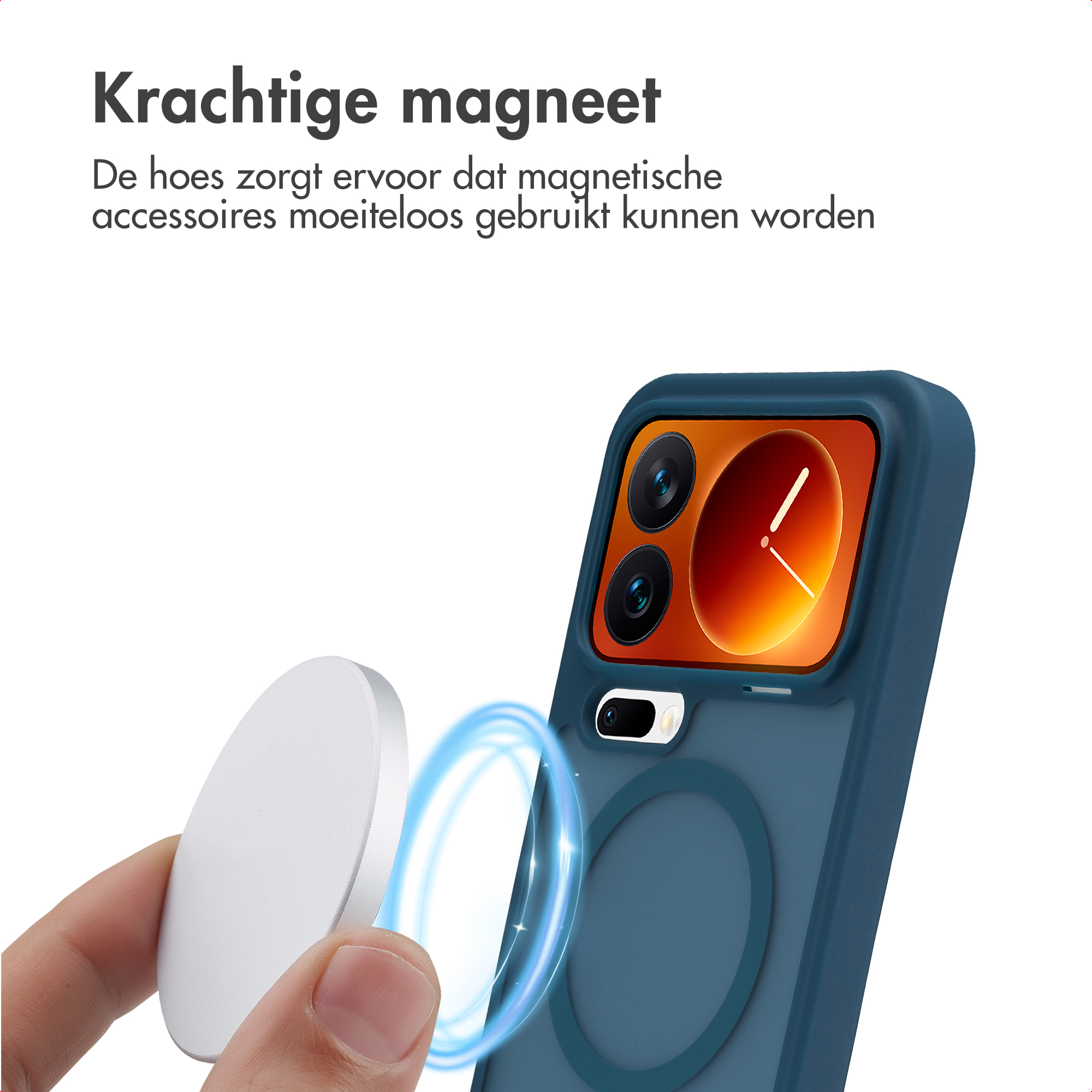 Gros plan d'une main tenant un aimant blanc près d'un étui de téléphone bleu.