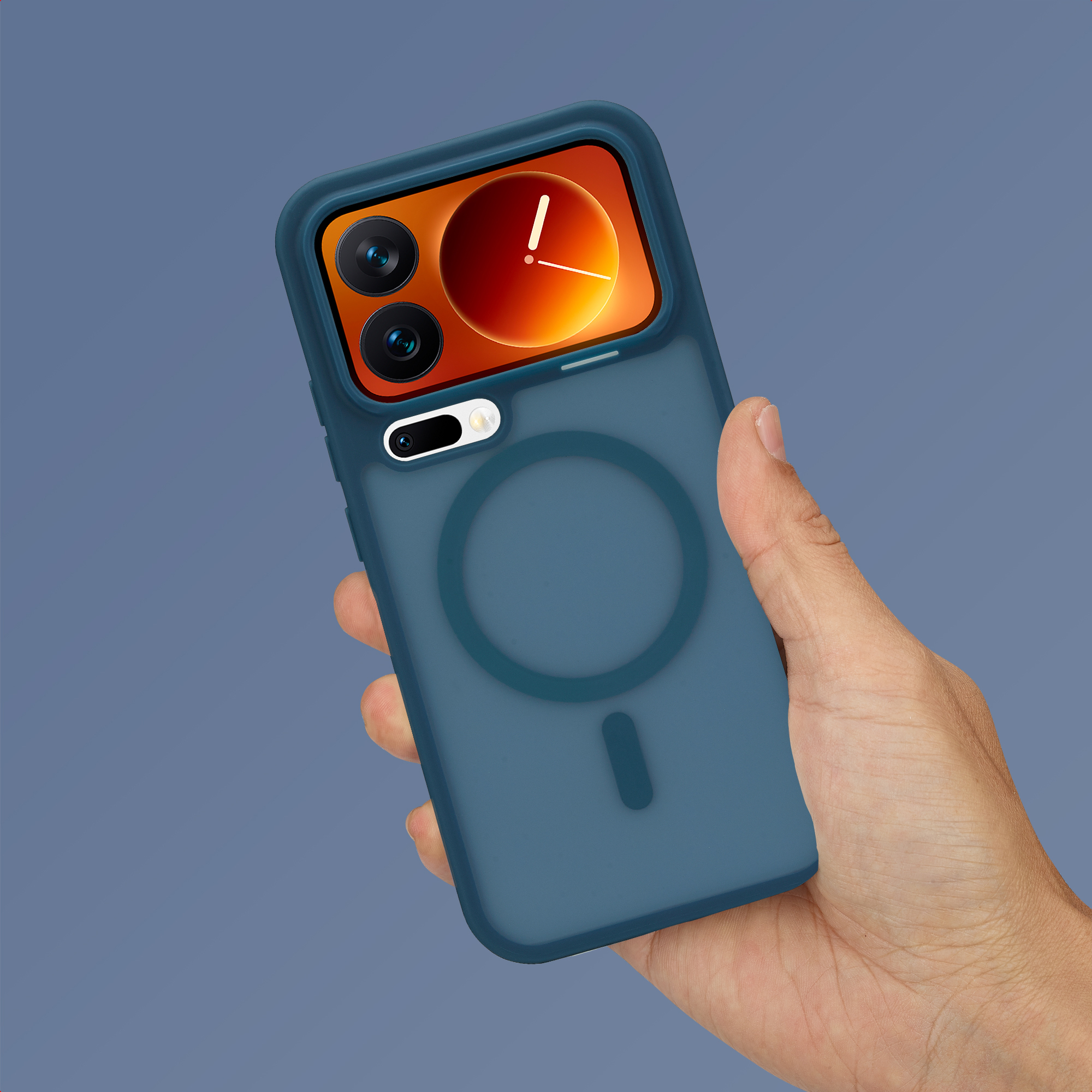 Coque de téléphone bleue avec caméras et cadran, tenue par une main.