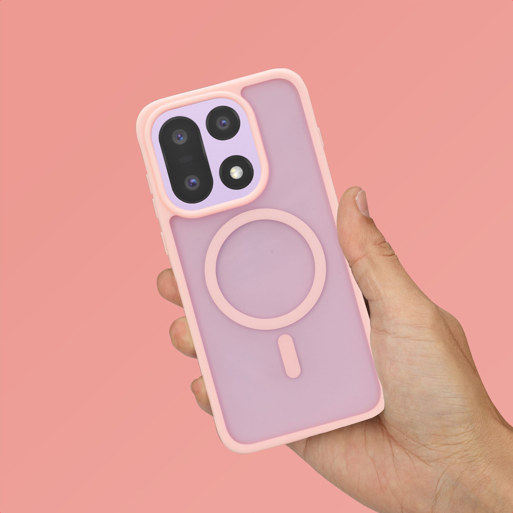 Een hand houdt een roze telefoonhoes vast met paars cameradetail.