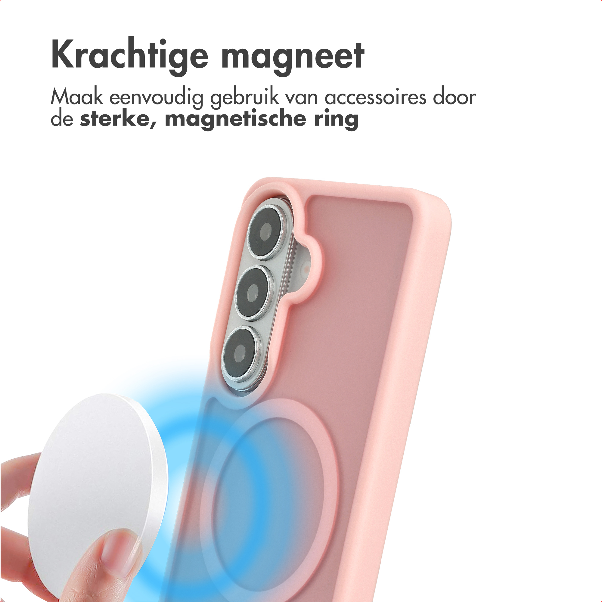 Een hand houdt een witte magneet vast naast een roze telefoonhoes met drie camera's.