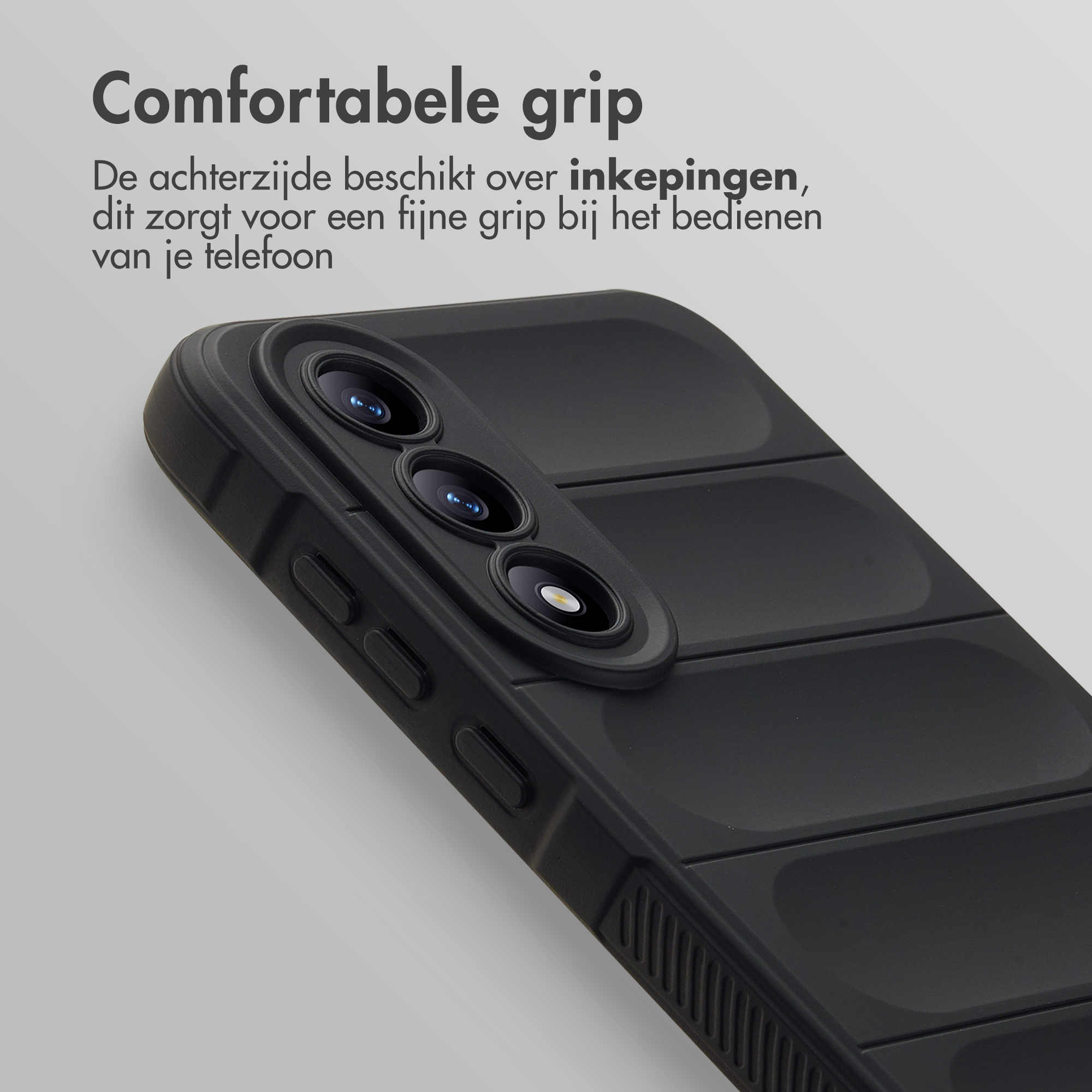 Zwarte telefoonhoes met drie cameralenzen en gegroefde textuur voor grip.
