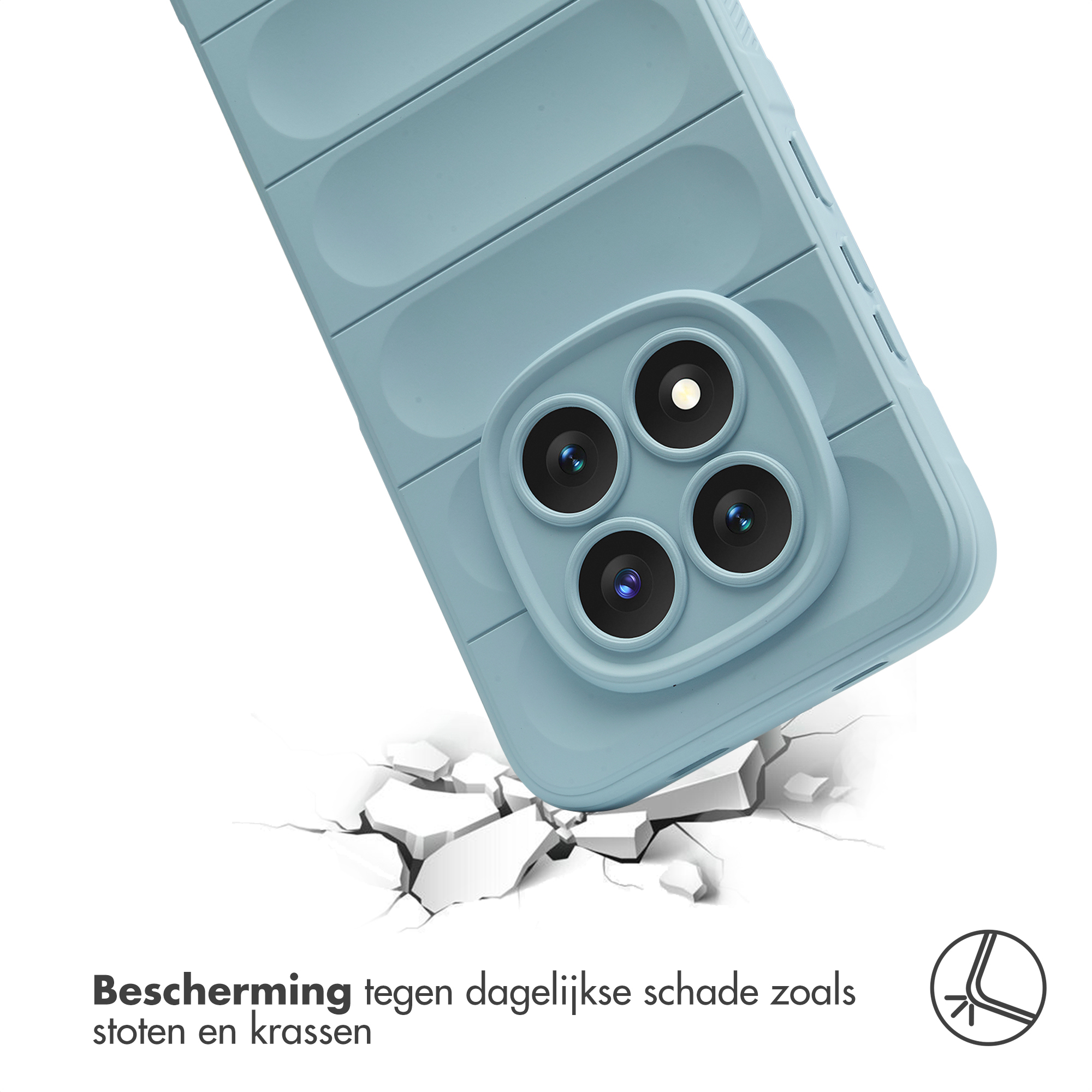 Een lichtblauwe telefoonhoes met drie camera's op gebroken grond.