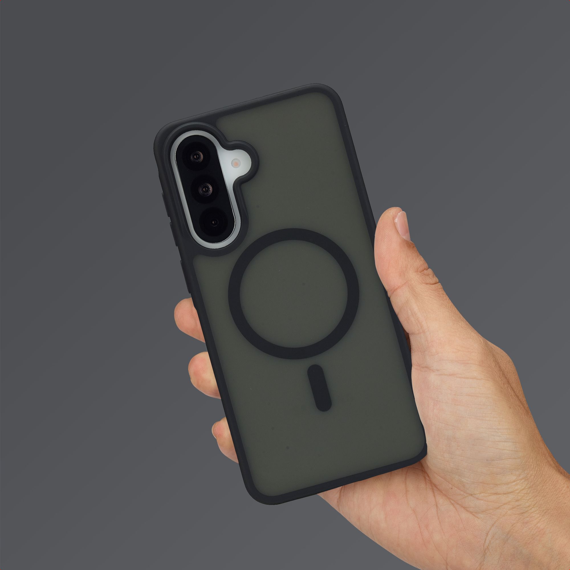 Een hand houdt een donkere smartphone vast met een camera aan de achterkant.
