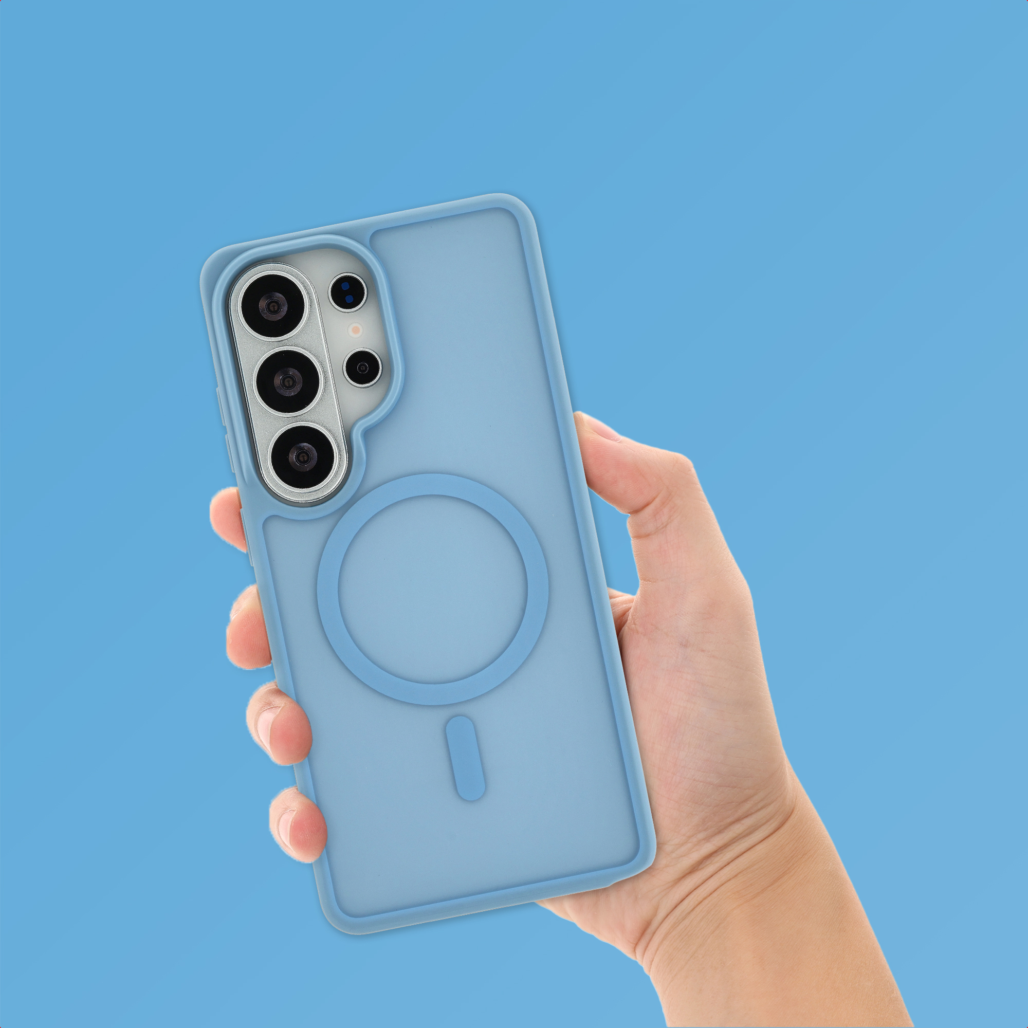 Een hand houdt een lichtblauwe telefoonhoes vast met een camera-array en een magneetring.
