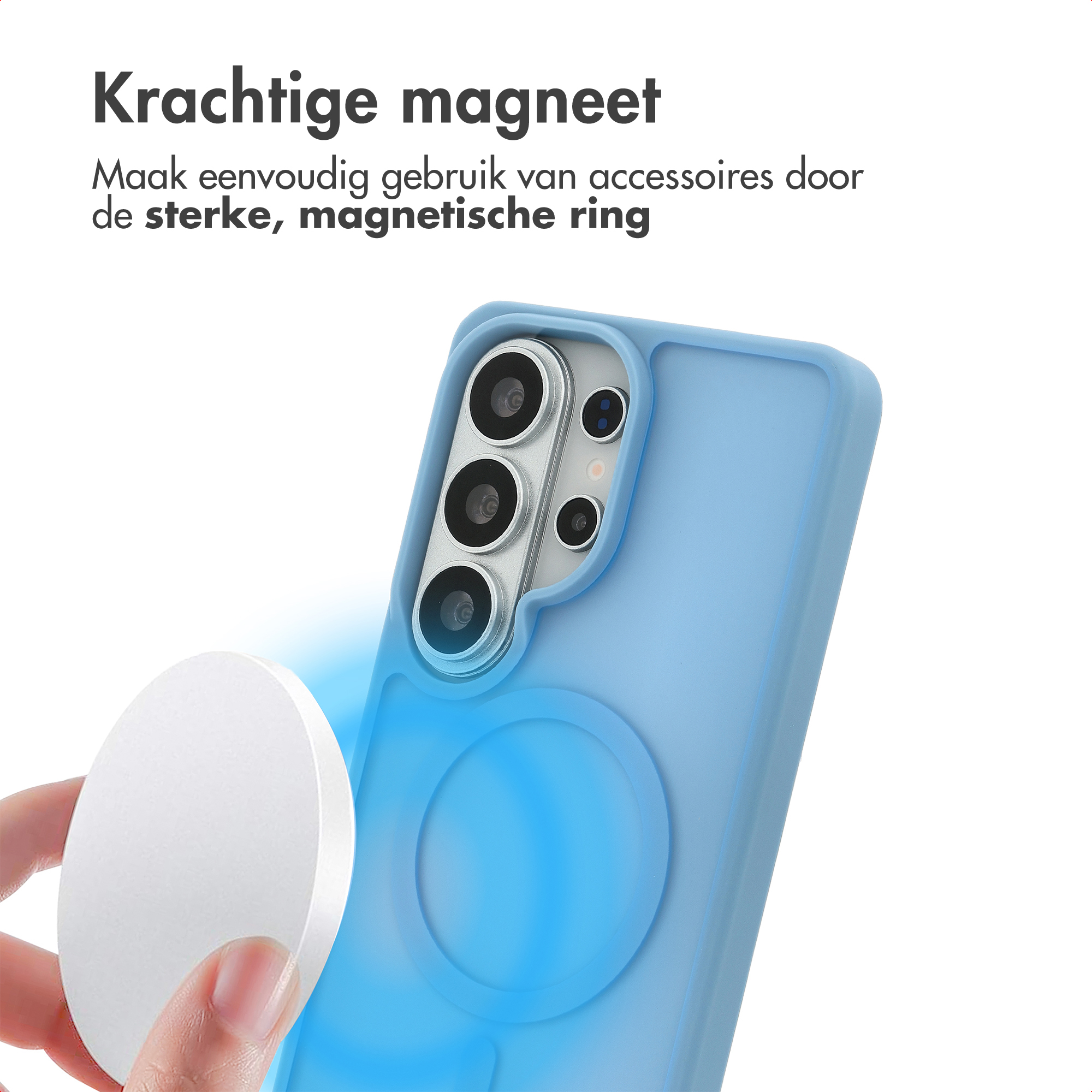 Een hand houdt een witte magneet vast naast een blauwe telefoonhoes met camera's.