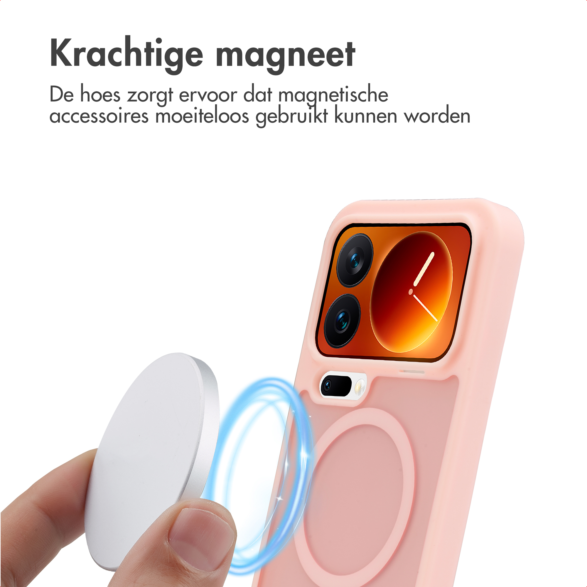 Een vinger houdt een zilveren schijf voor een roze telefoonhoes met cameramodule.