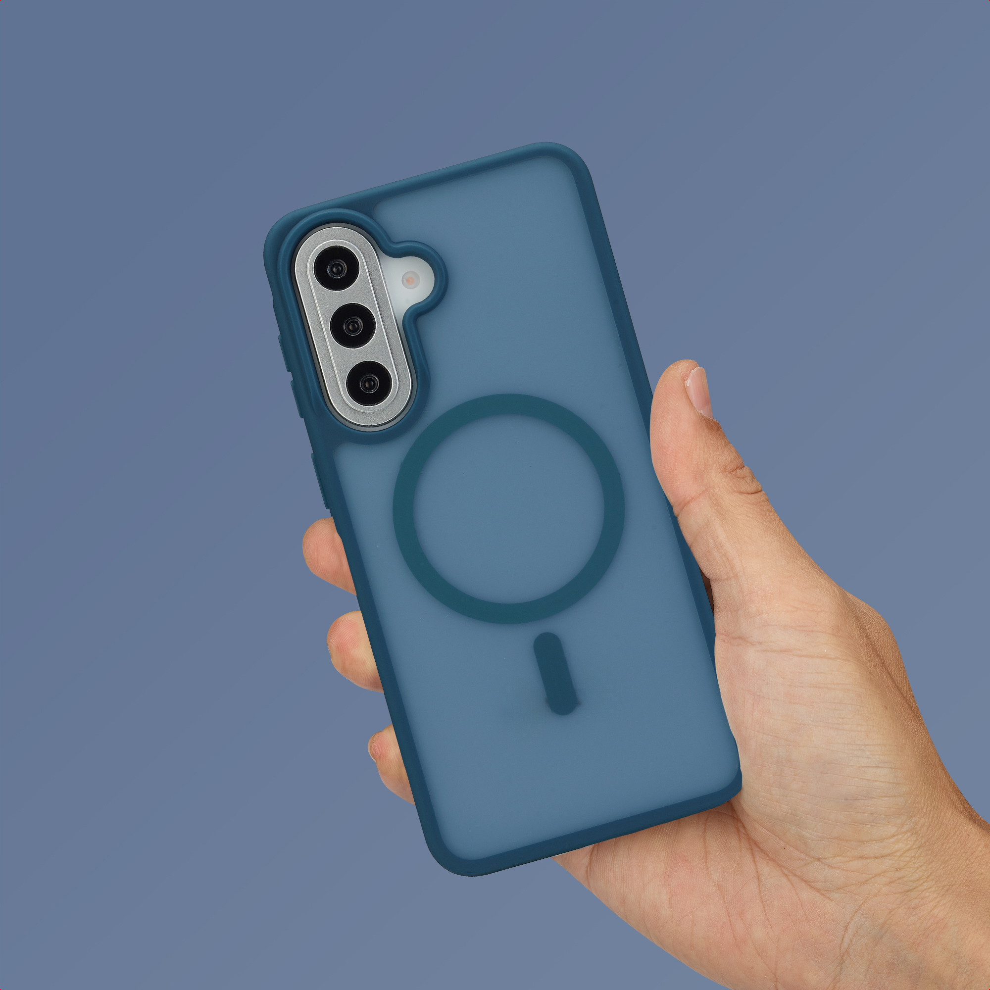 Blauw telefoonhoesje met camera's op blauwe achtergrond