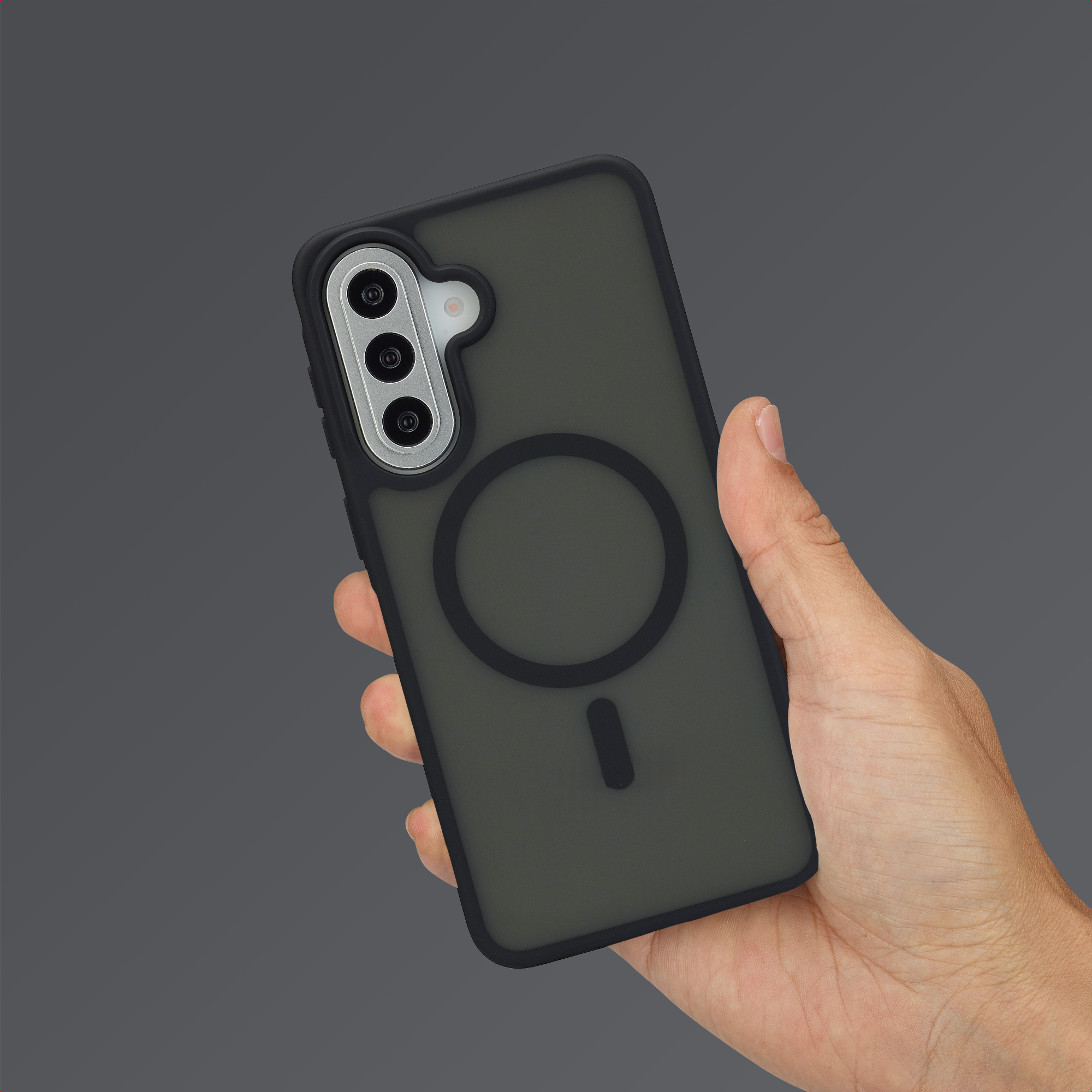Een hand houdt een donkere telefoonhoes vast met drie camera's en een cirkel.