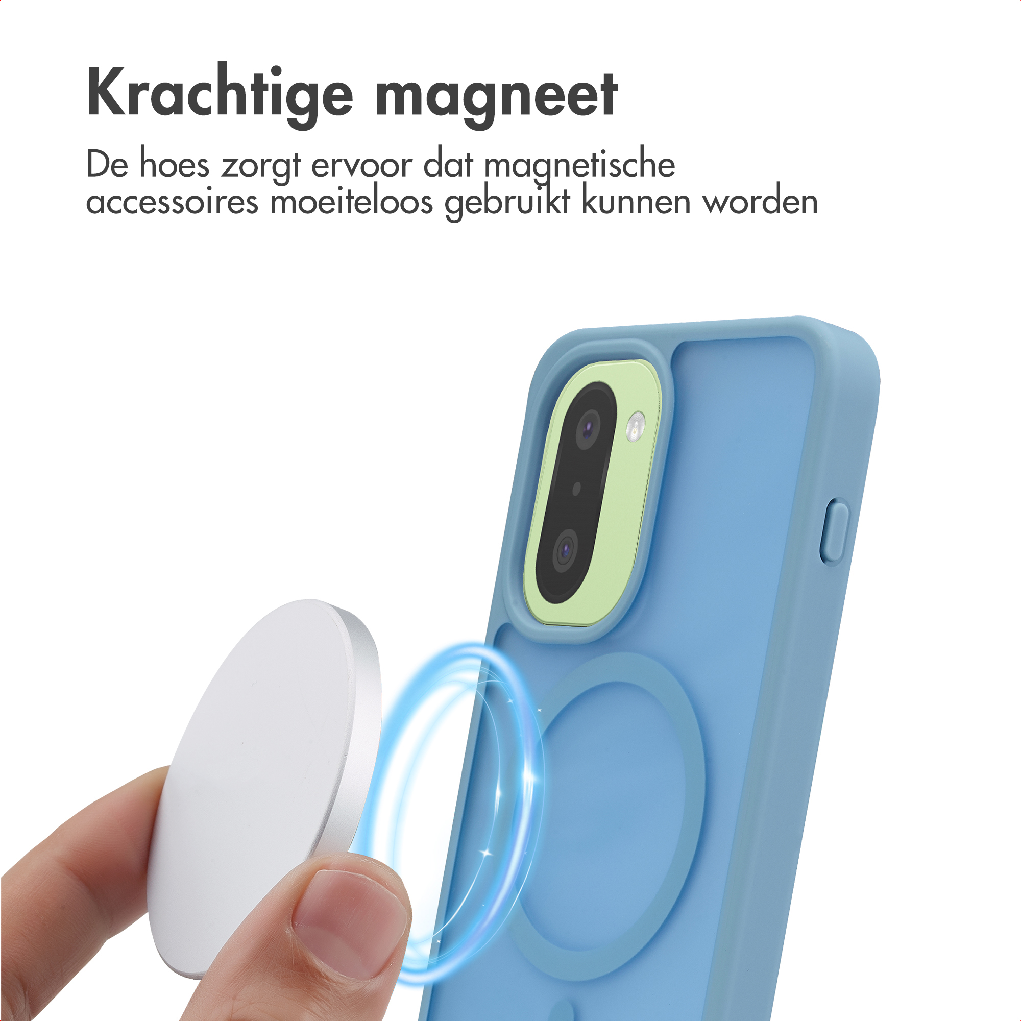 Een hand houdt een ronde magneet naast een blauwe telefoonhoes met cameralens.