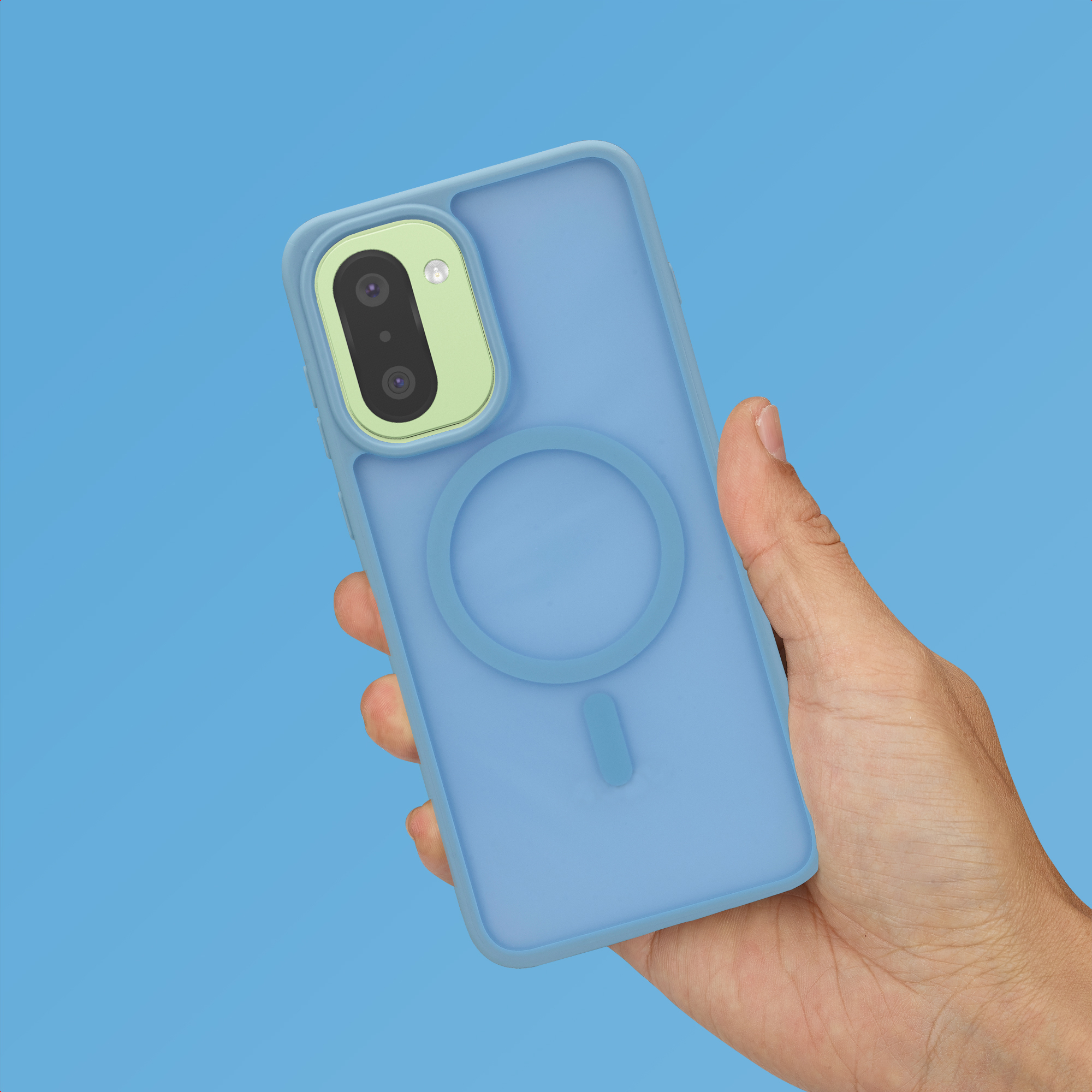 Een hand houdt een blauwe telefoon vast met een ring aan de achterkant.