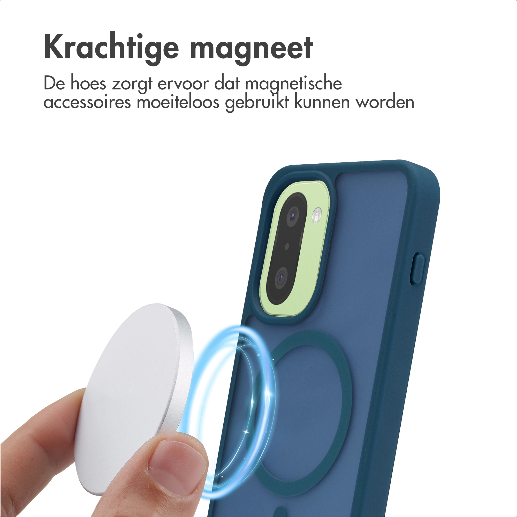 Een hand houdt een ronde magneet vast naast een blauwe telefoonhoes.