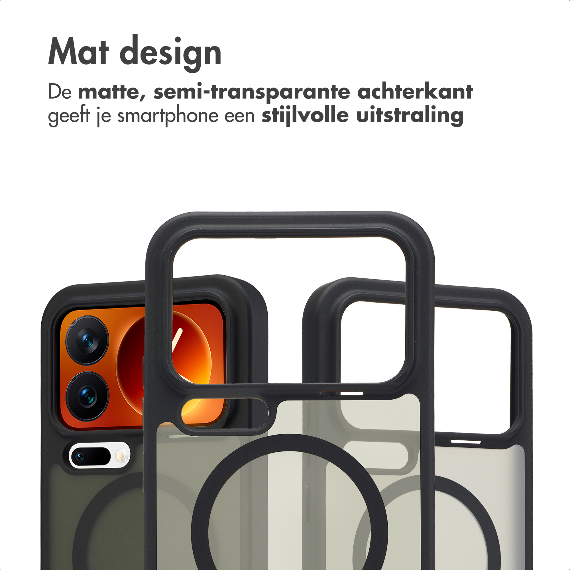 Drie zwarte telefoonhoesjes met mat, semitransparante achterkant.